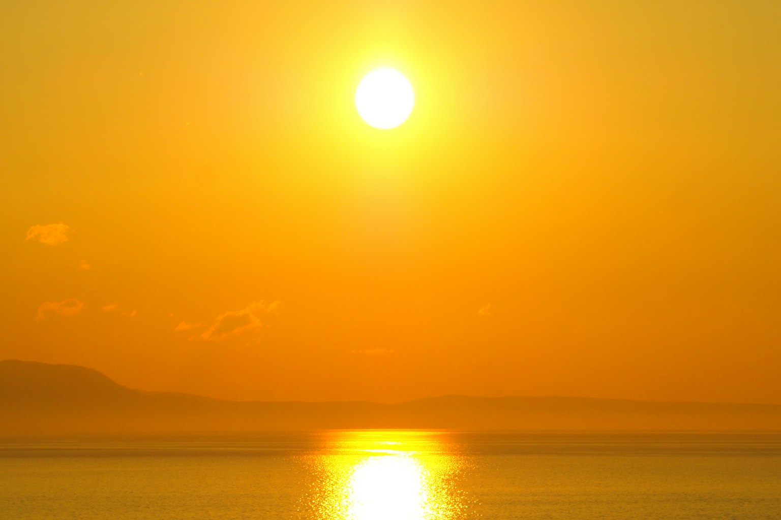 美麗的日落映在海面上