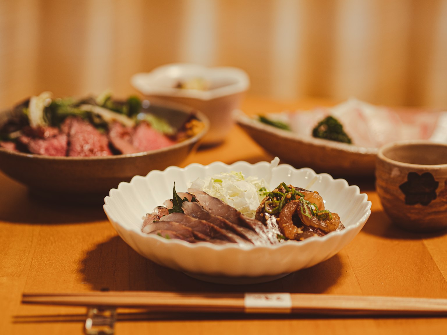 Un repas japonais magnifiquement disposé sur une table en bois