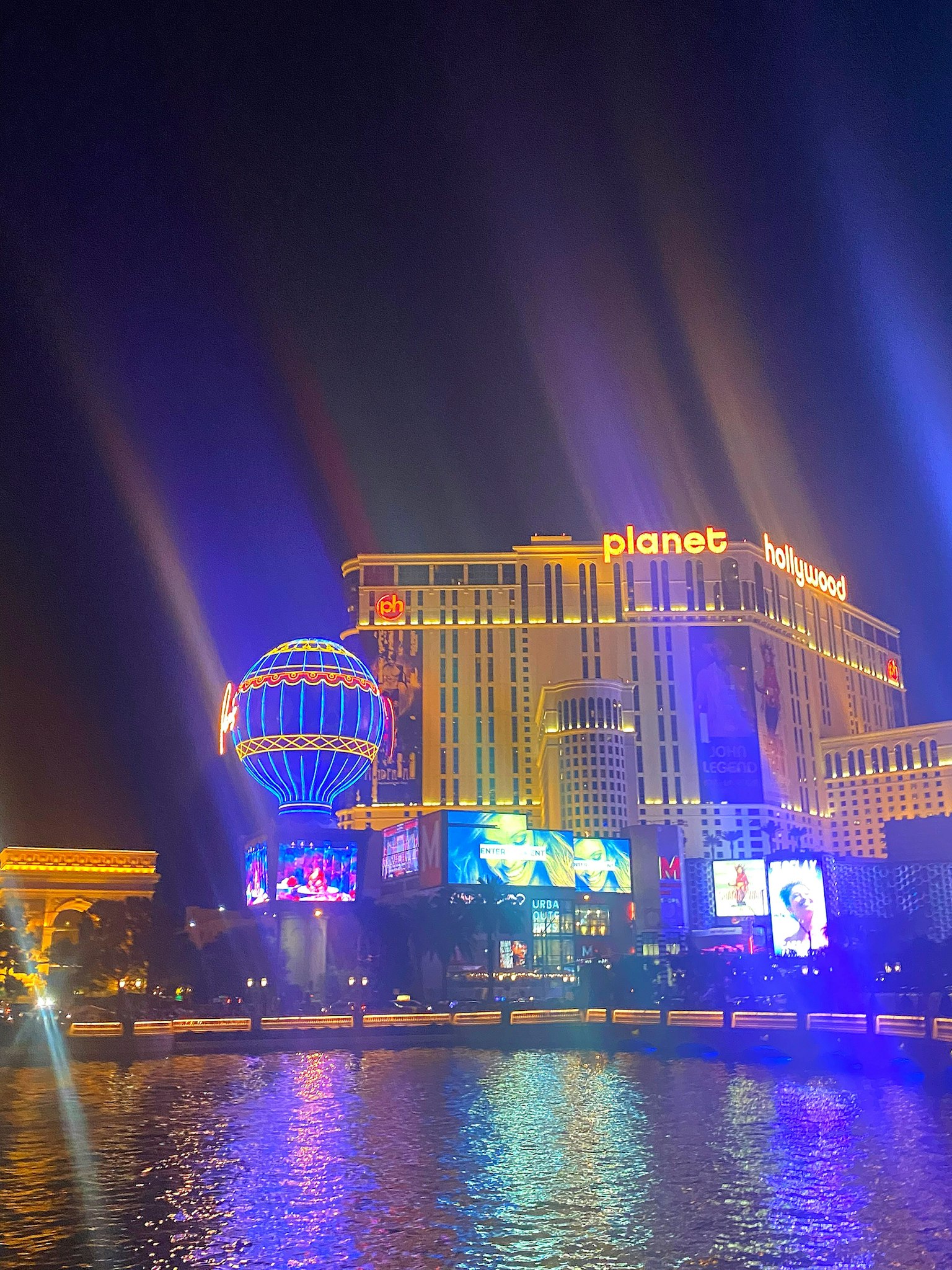 Nachtansicht des Planet Hollywood Hotels in Las Vegas, beleuchtet mit bunten Lichtern