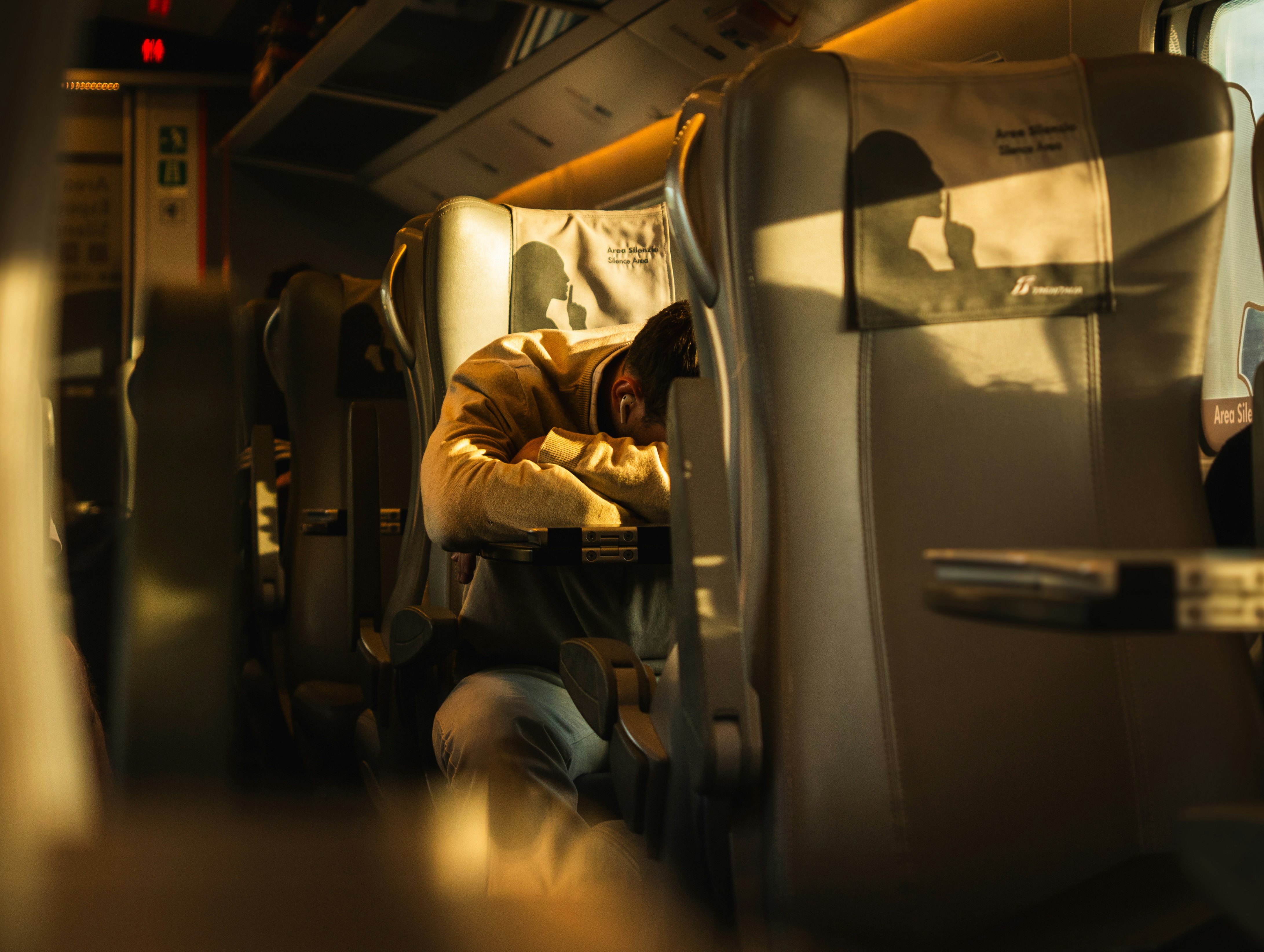 夜の車内で座席に寄りかかる乗客たち