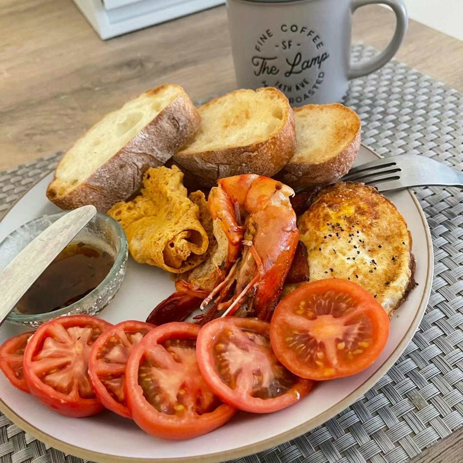 Ein köstlicher Frühstücksteller mit Garnelen, Tomaten, Eiern und Brot