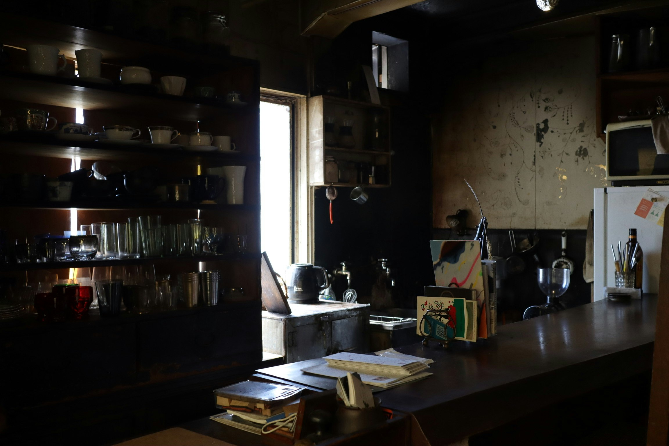 木製カウンターのある小さな喫茶店の店内