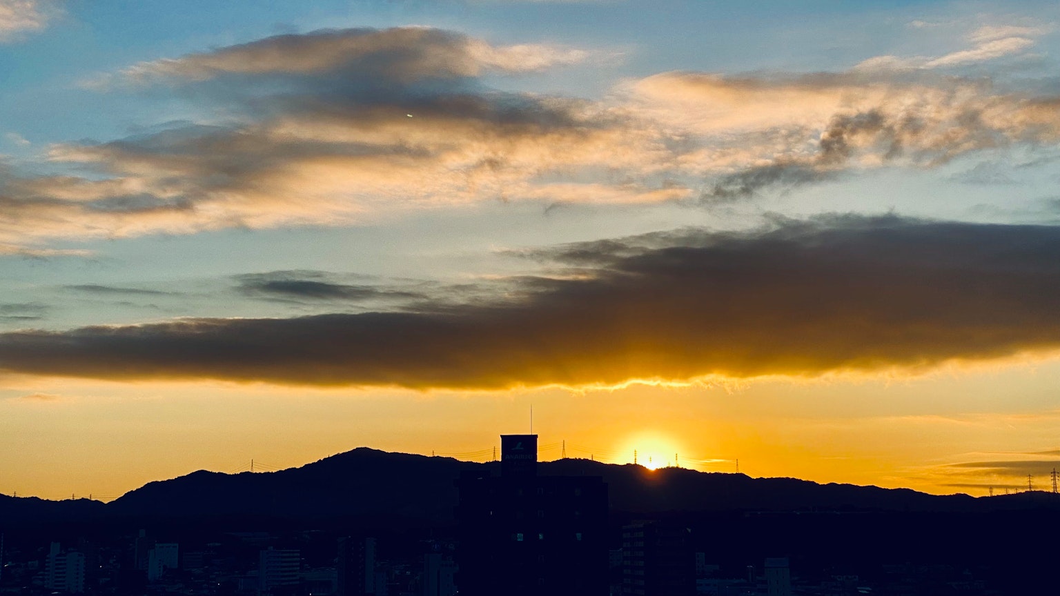 Silhouette di una montagna al tramonto con nuvole