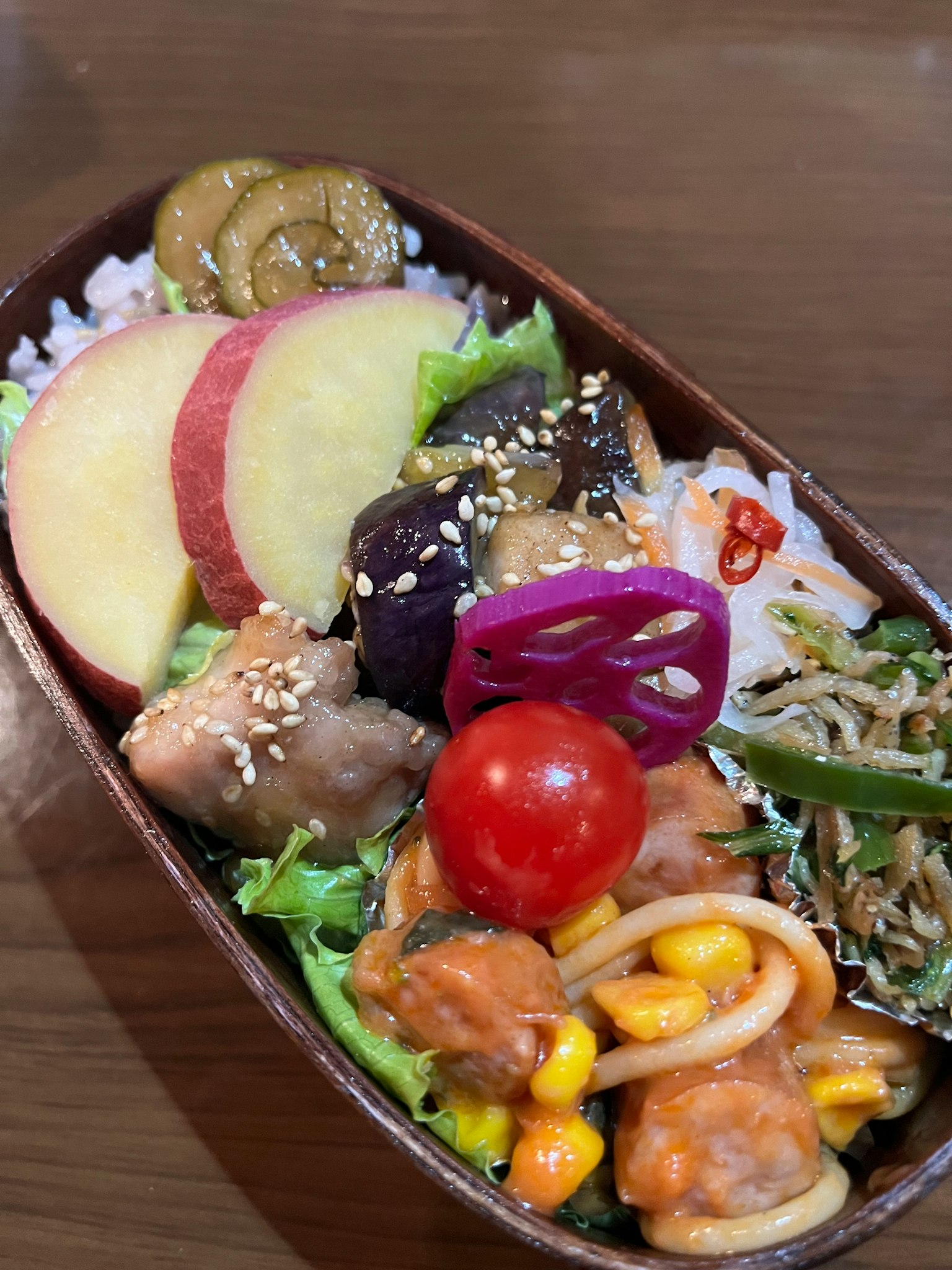 Bento colorato con verdure e frutta