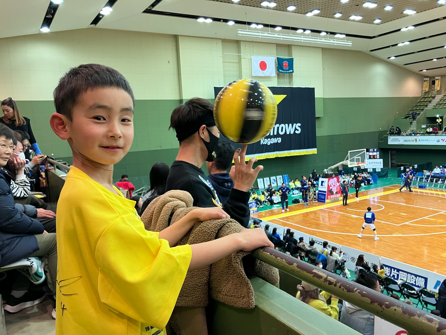 Un bambino che si diverte a una partita di basket con un spettatore