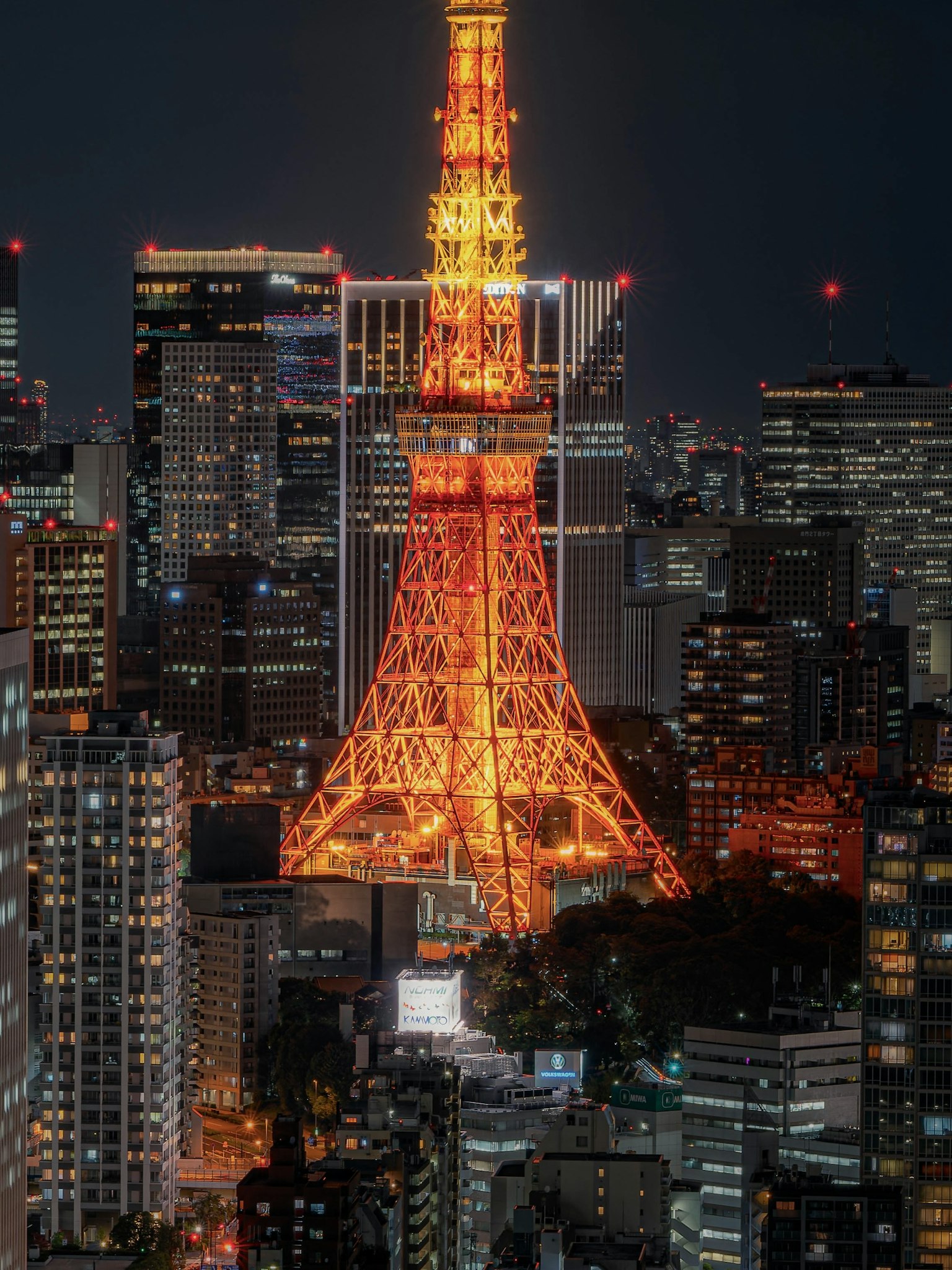 Torre de Tokio iluminada de noche con el horizonte de la ciudad