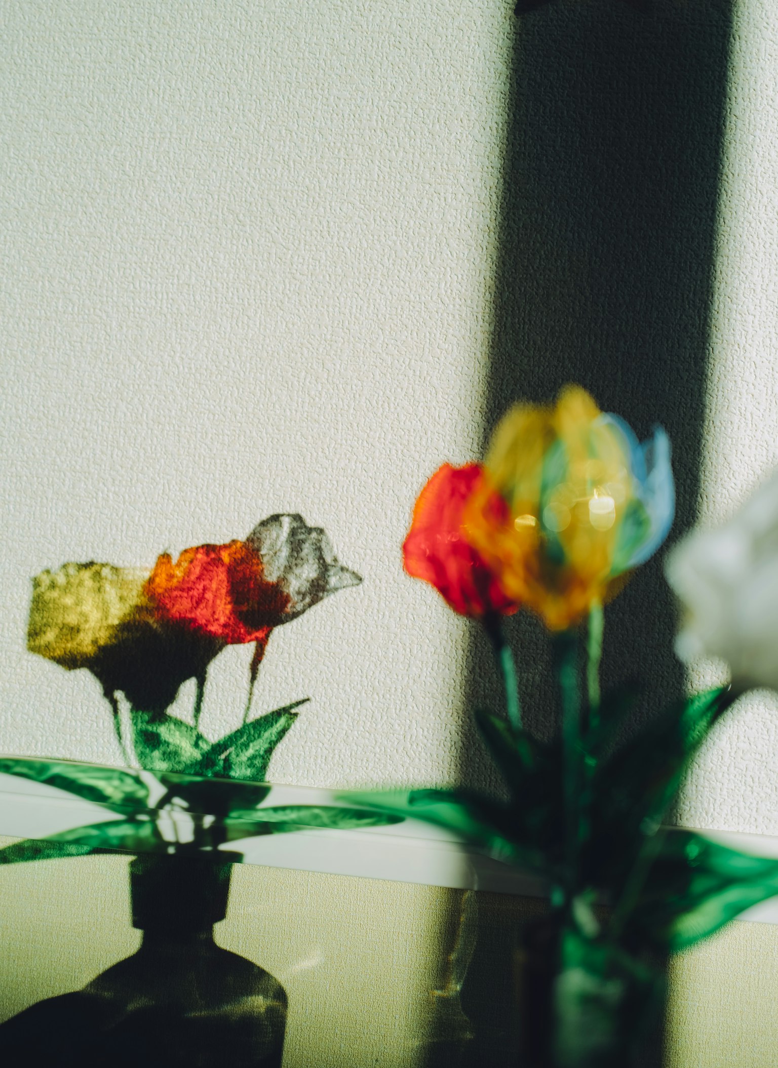 一張色彩豐富的花朵在花瓶中的照片