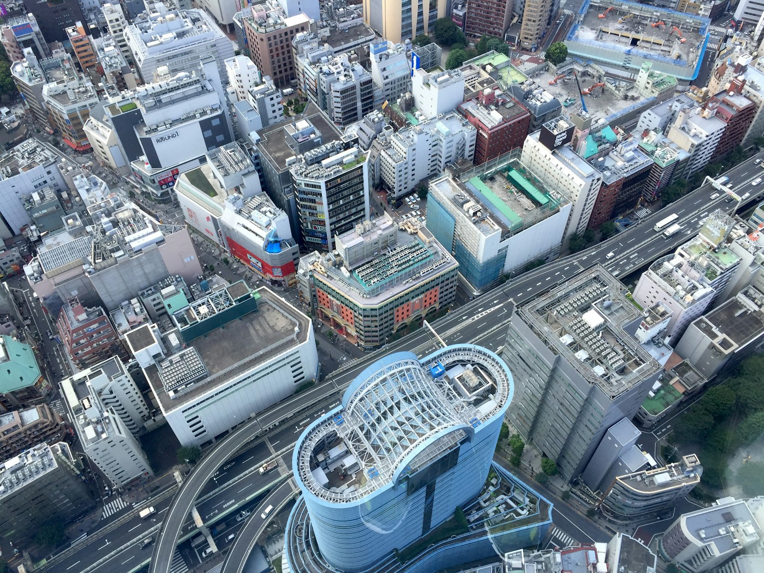 Vue aérienne de bâtiments urbains de grande hauteur avec des routes visibles