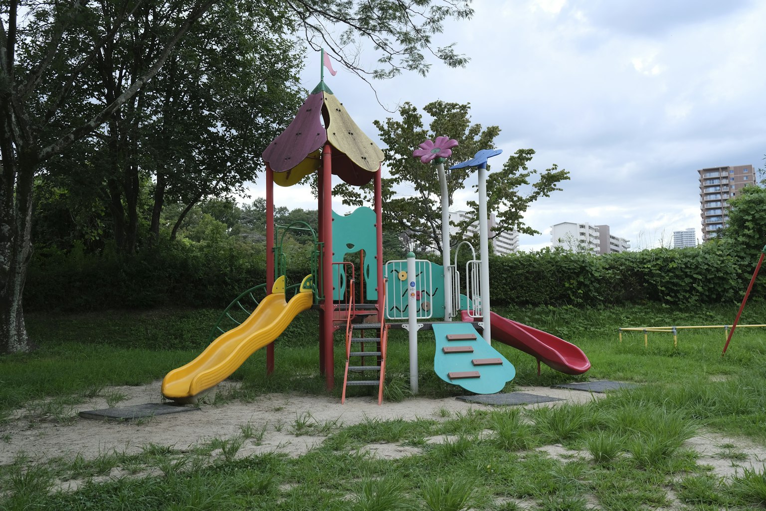 Terrain de jeu coloré avec toboggans et structure d'escalade