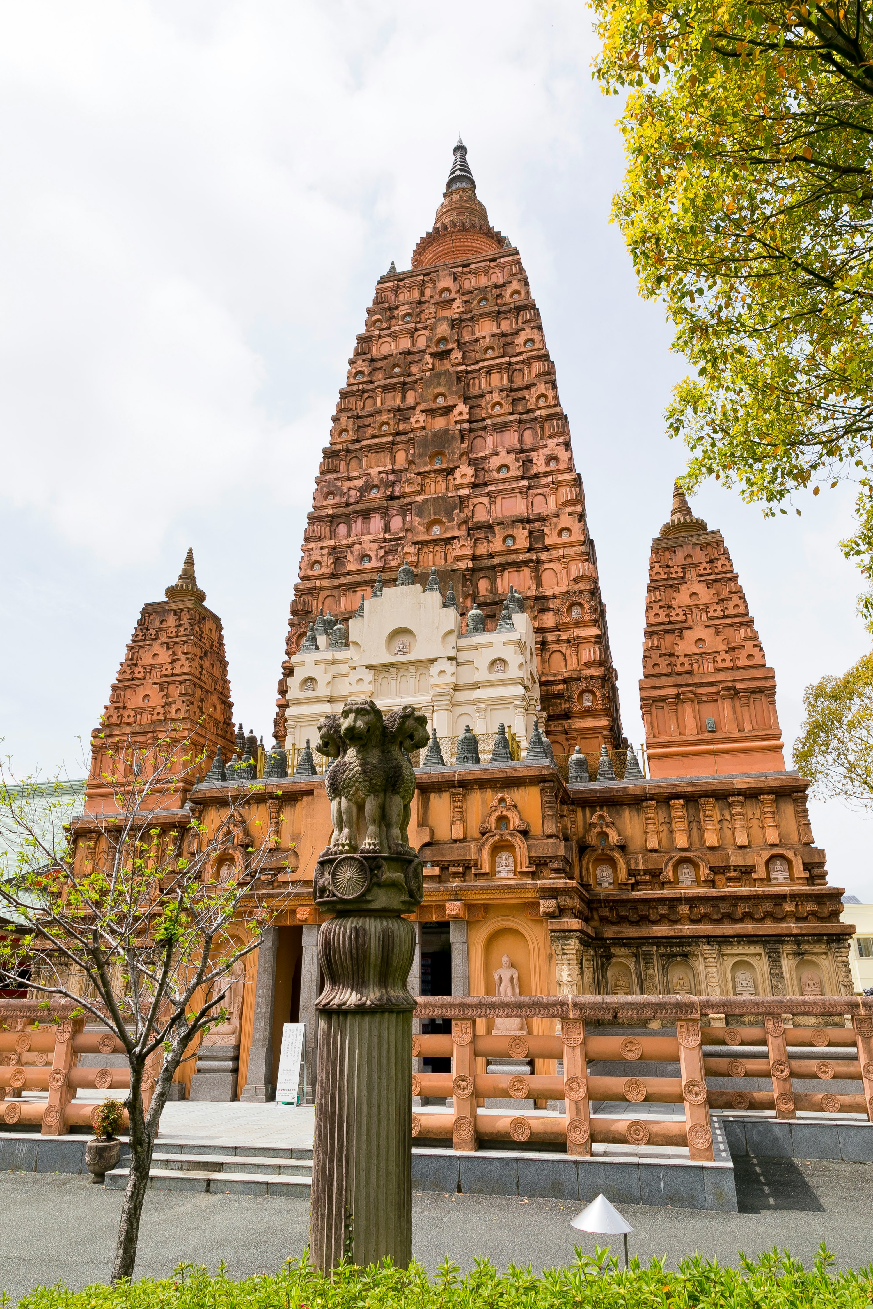 ลานวัดที่มีสถูปอิฐสีแดง
