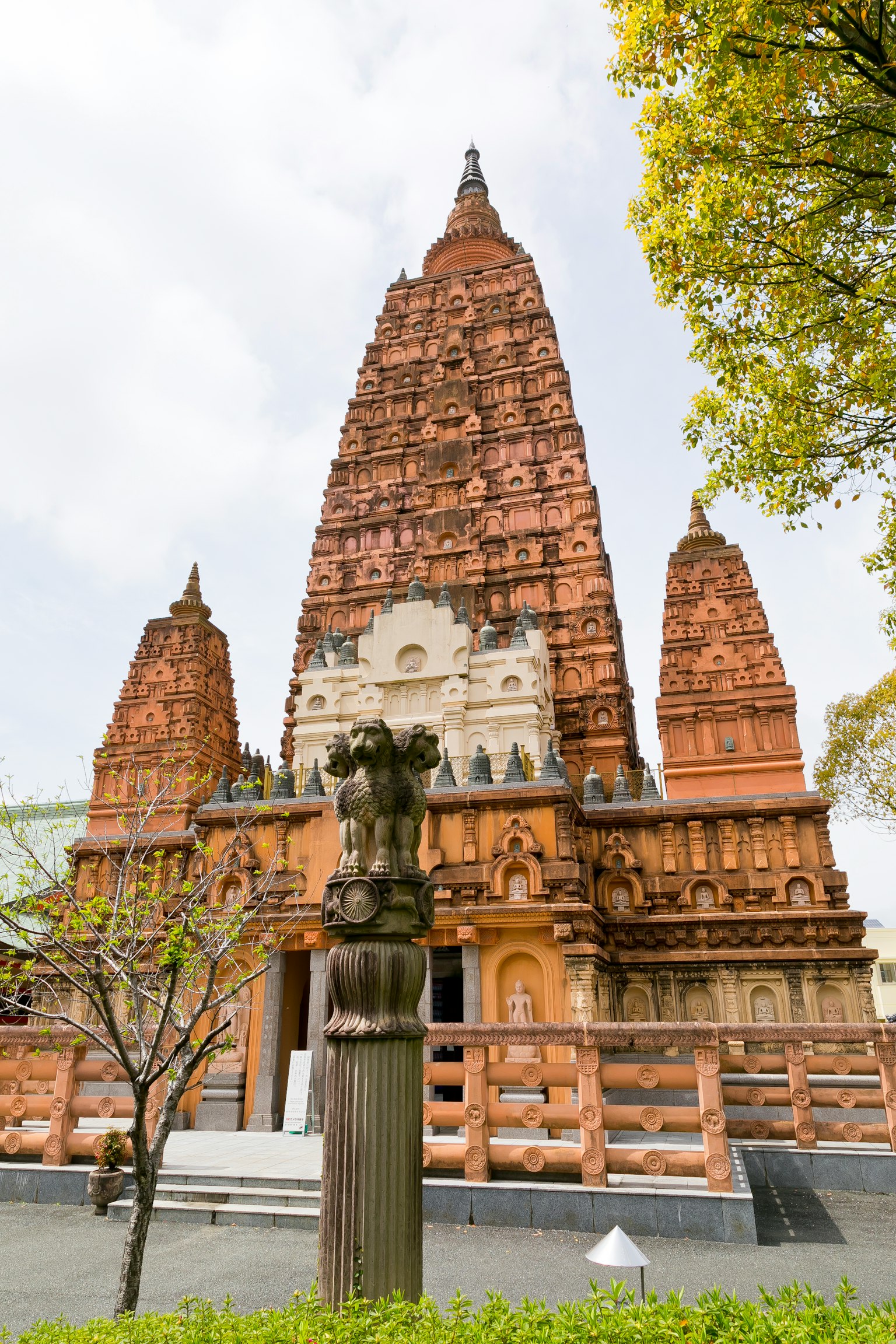 Arsitektur indah dari sebuah kuil Buddha dengan stupa tinggi