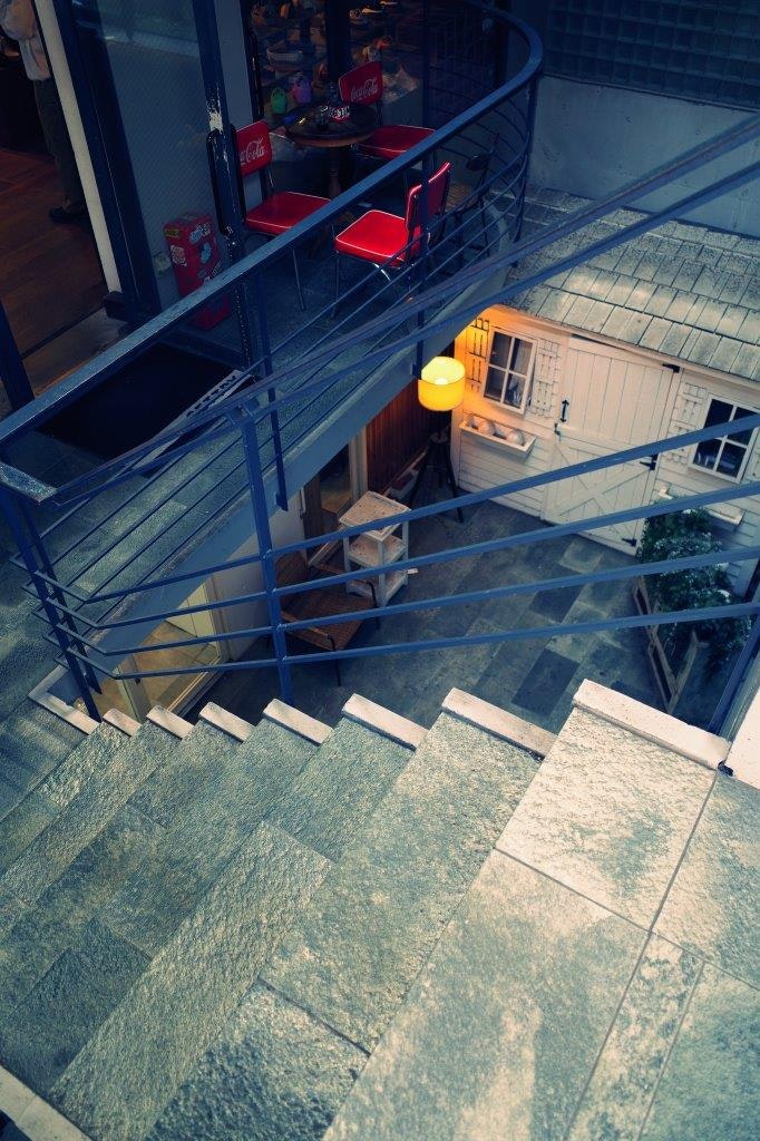 吹き抜けのある建物内階段と手すりのある踊り場