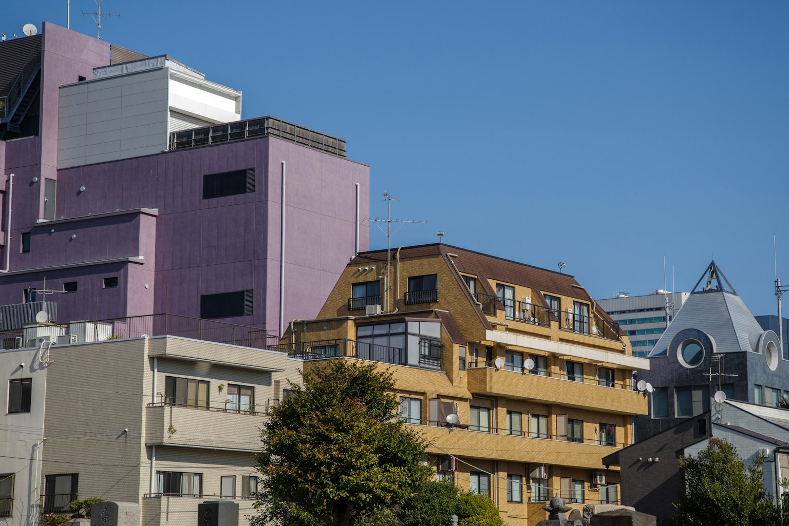 Paisaje urbano colorido con una mezcla de estilos arquitectónicos