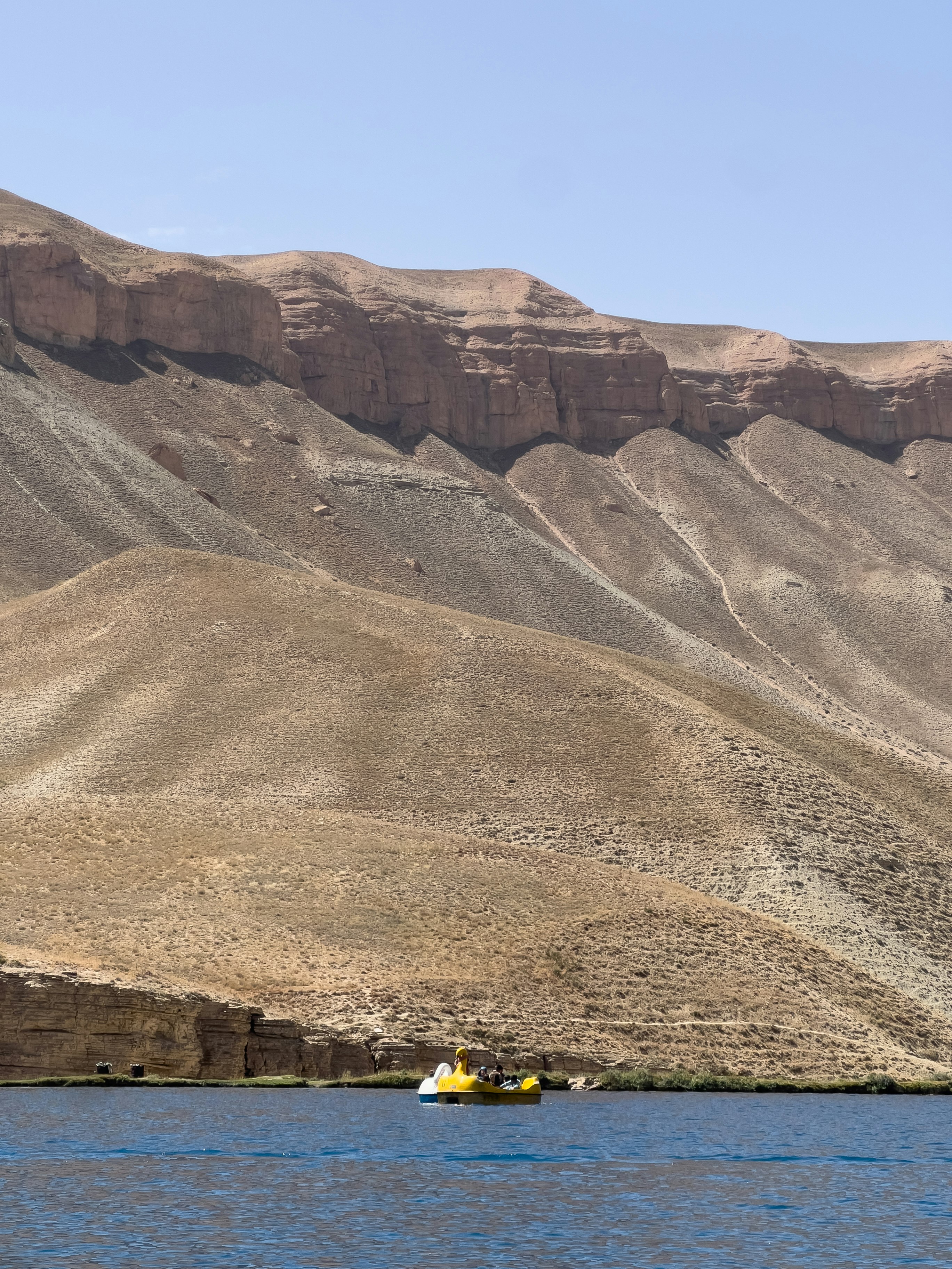 persone in kayak su un lago con uno sfondo di canyon desertico