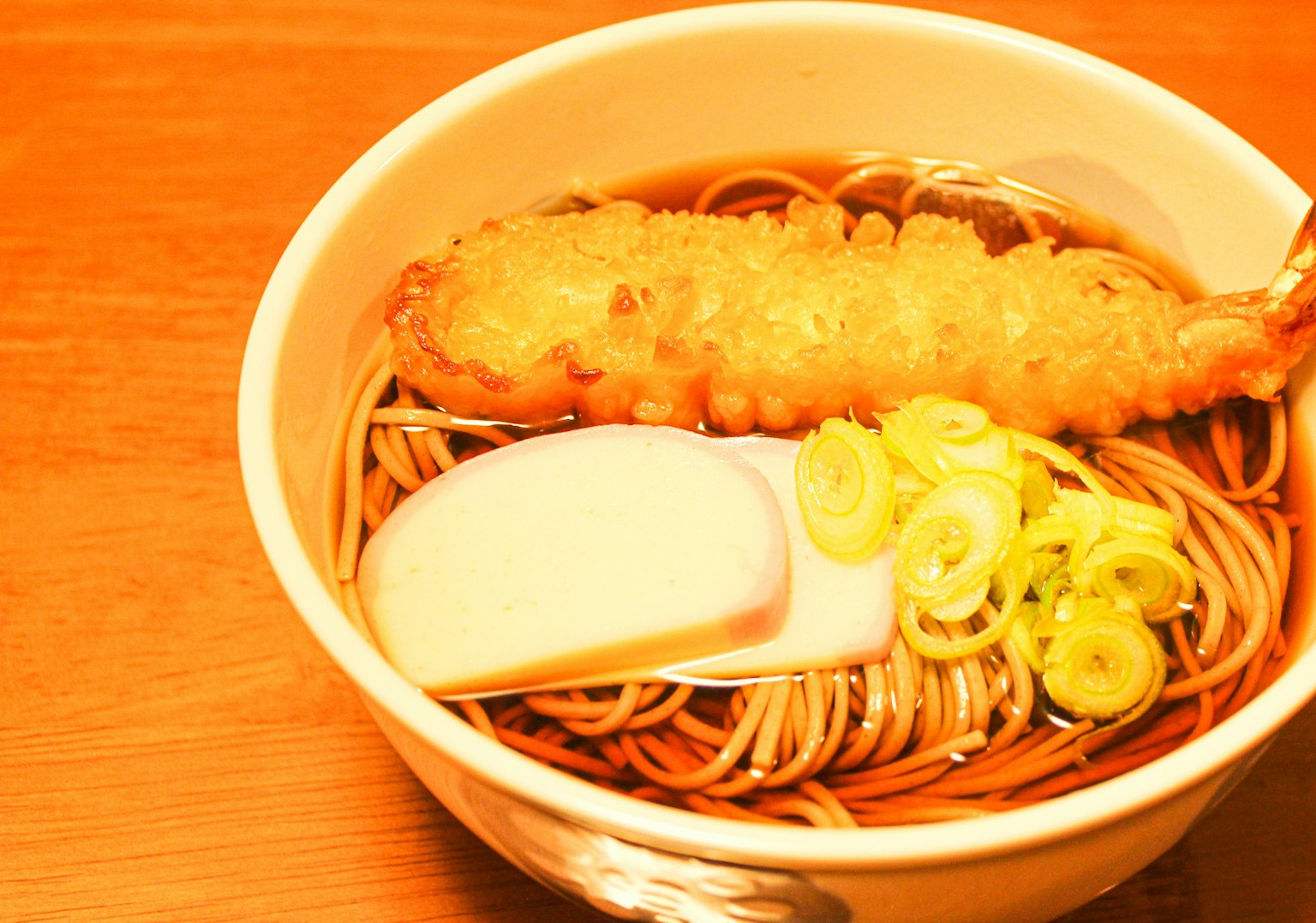 ชามบะหมี่โซบะที่มีเทมปุระและต้นหอม