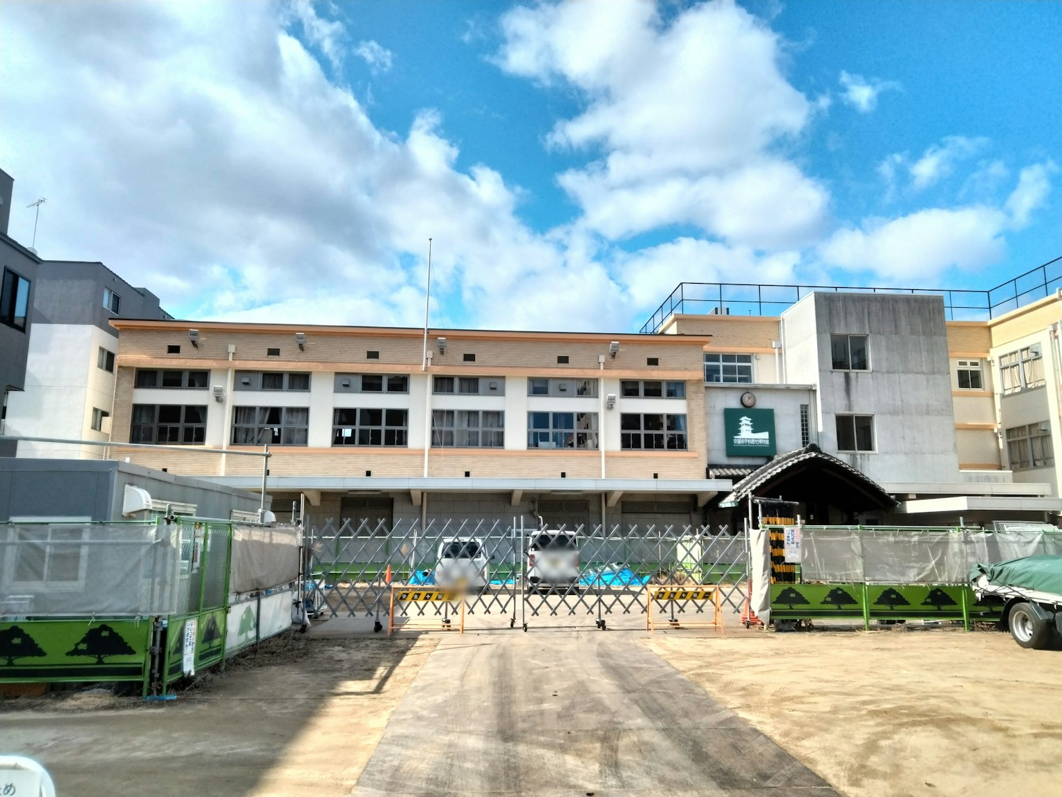 新建築的外觀和藍天前的施工區域