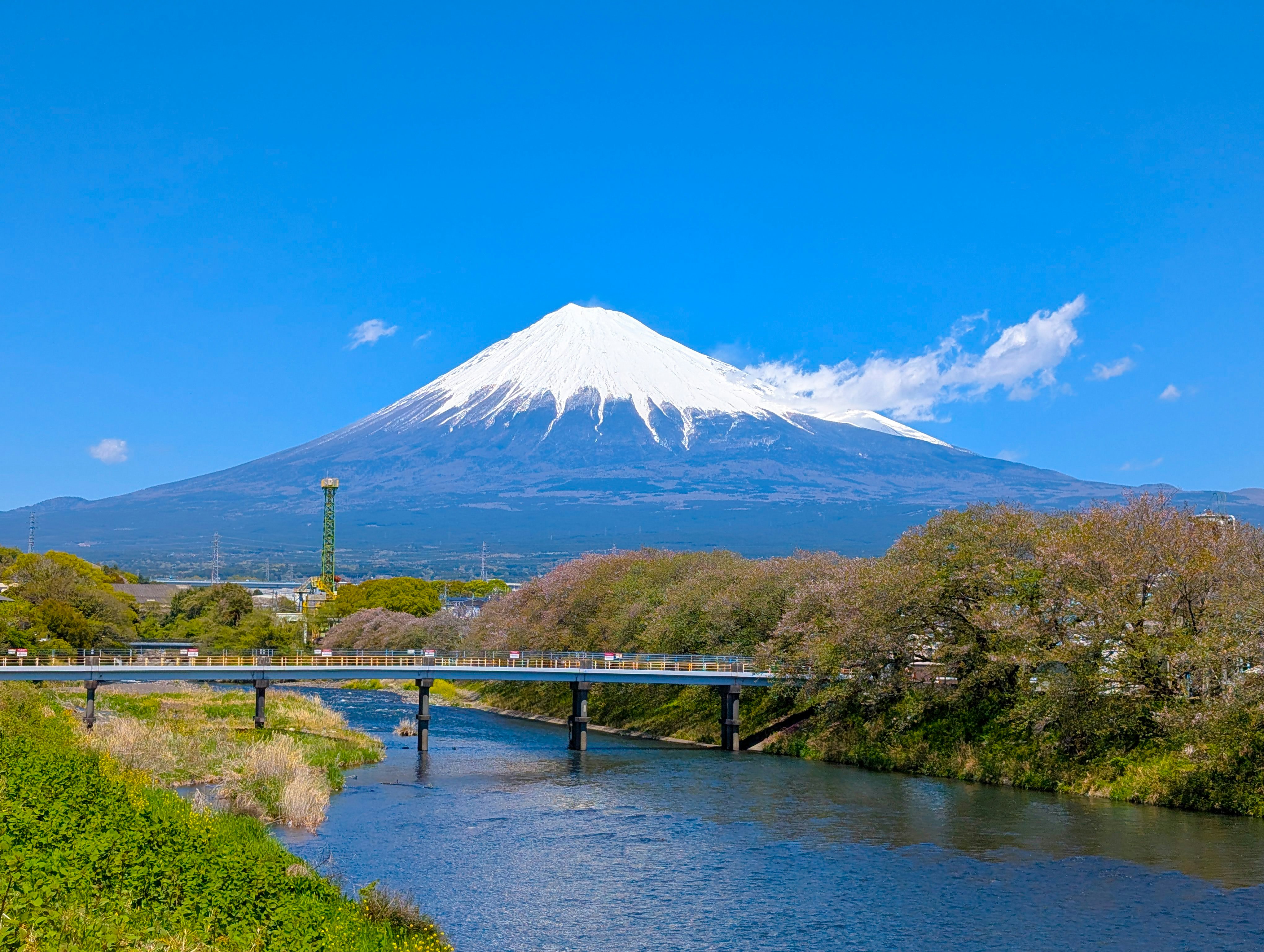 雪化粧した富士山と川に架かる橋の風景