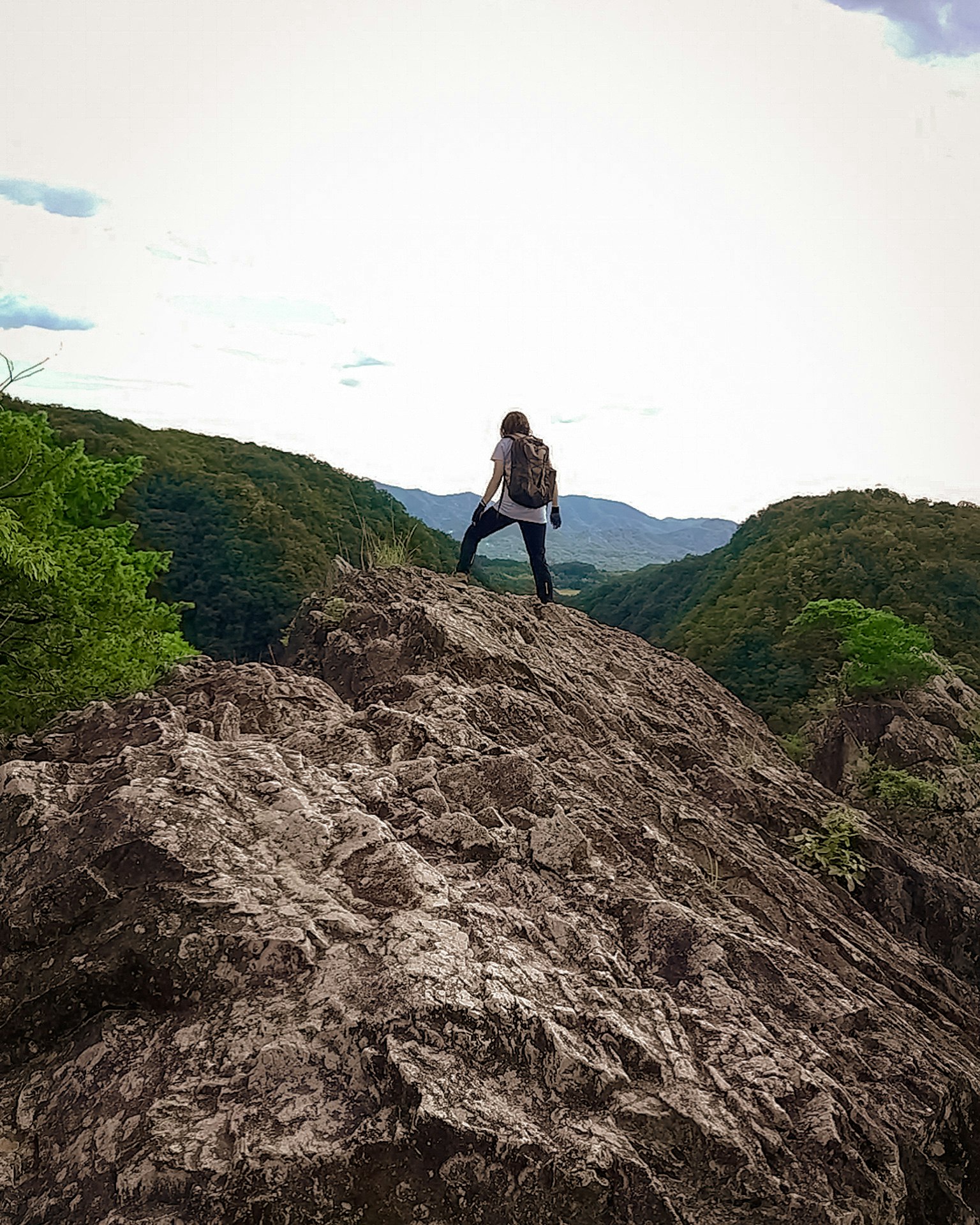 兵庫県神戸市北区の百丈岩を見下ろす岩山ハイキングの景色