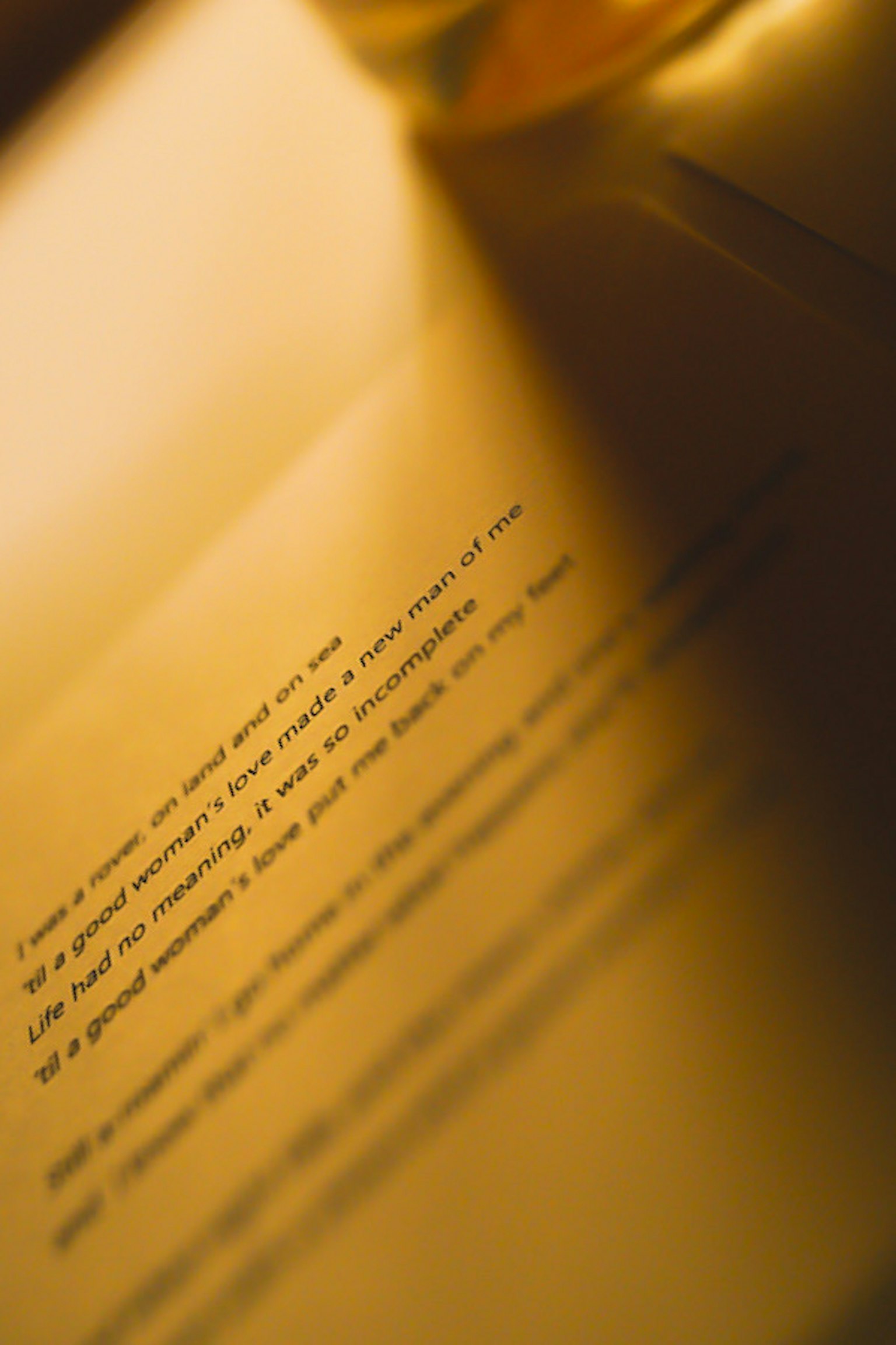 ข้อความที่พิมพ์บนหน้าที่ส่องสว่างด้วยแสงนุ่มนวล