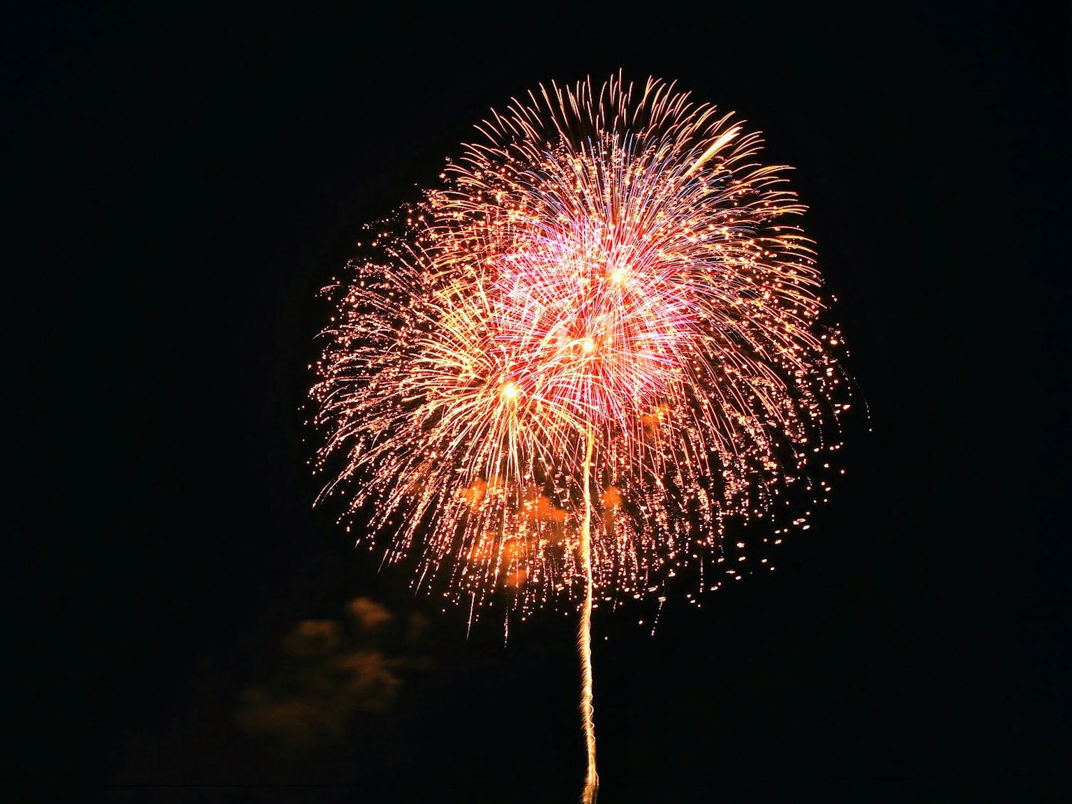 夜空中綻放的五彩繽紛的煙火