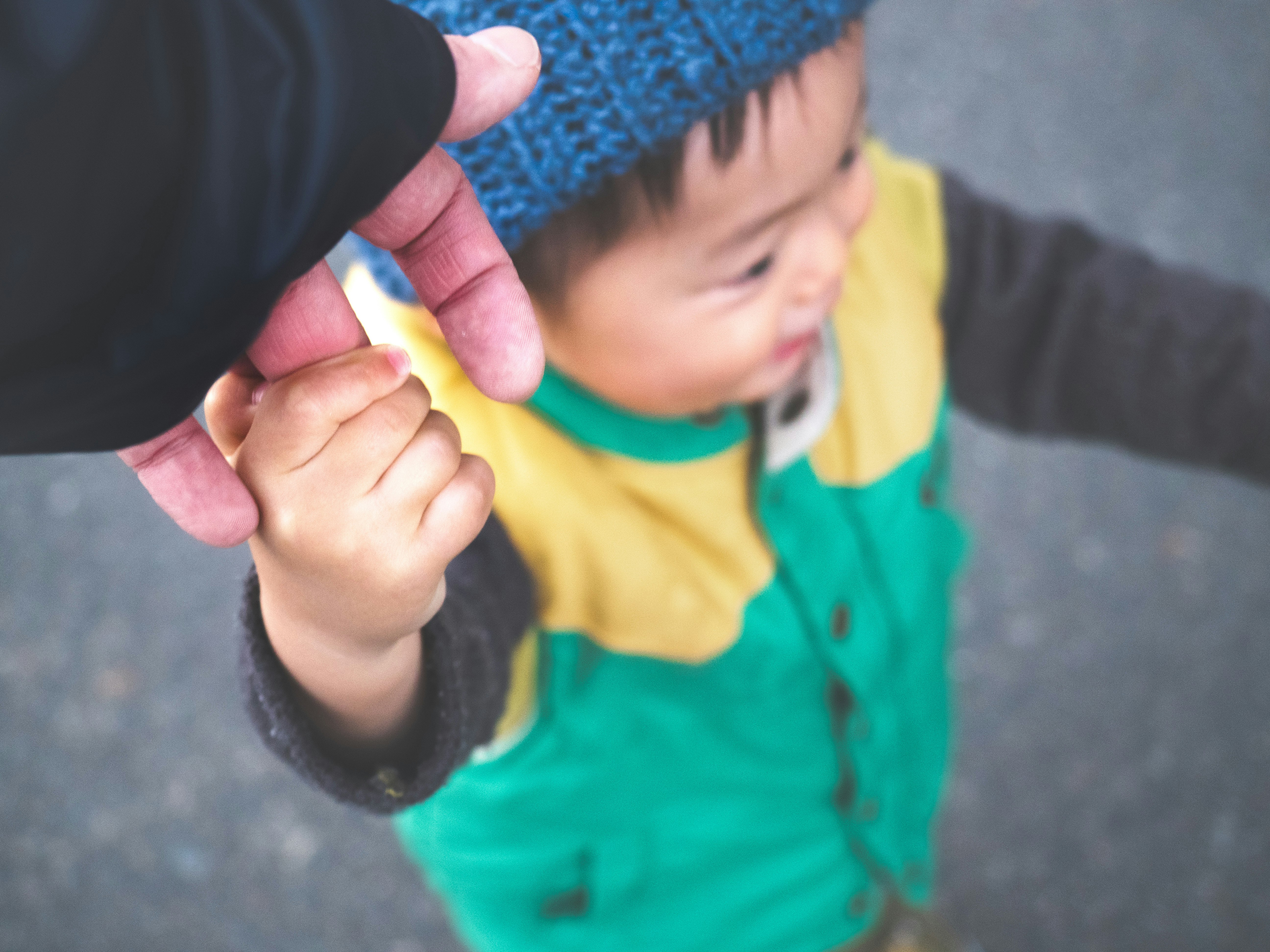 手をつなぐ大人と子どもの成長の瞬間