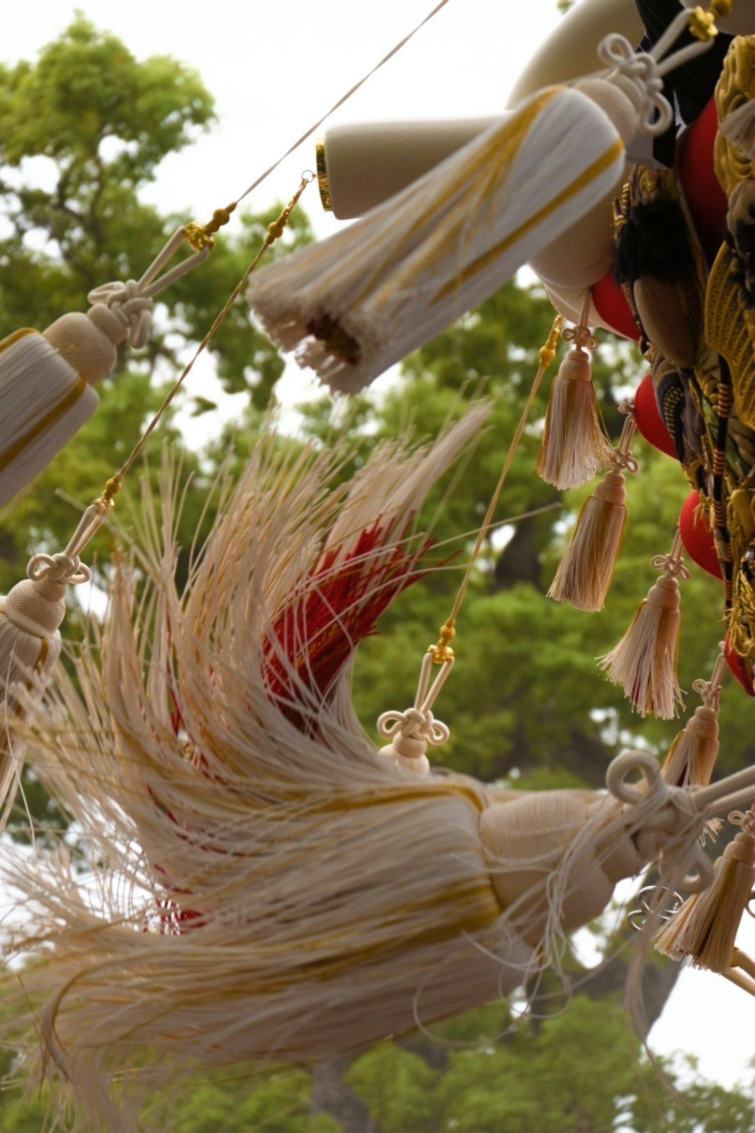 神社浮动的装饰元素，带有白色流苏和红色装饰