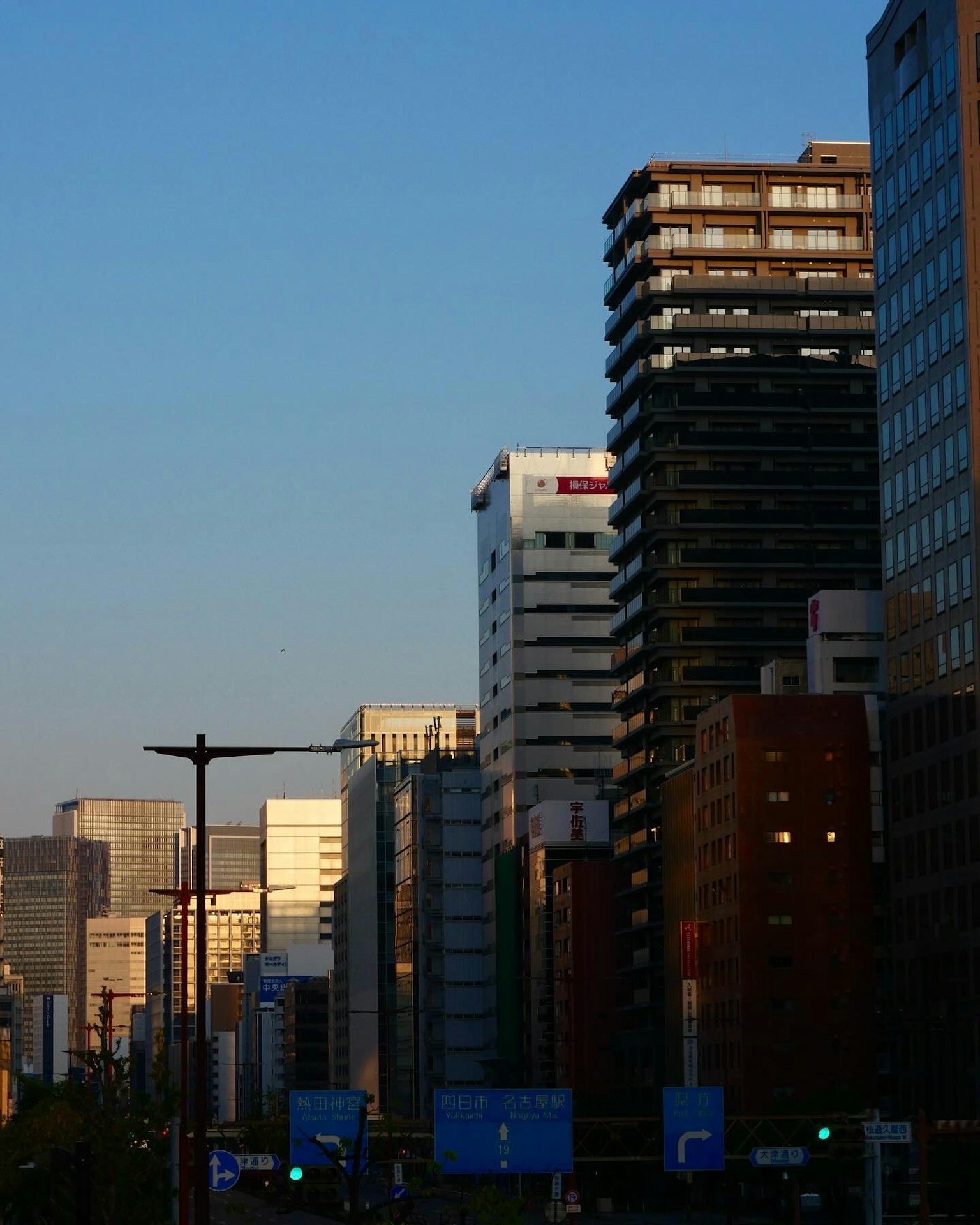 ทิวทัศน์เมืองที่มีอาคารสูงและท้องฟ้าที่ชัดเจน