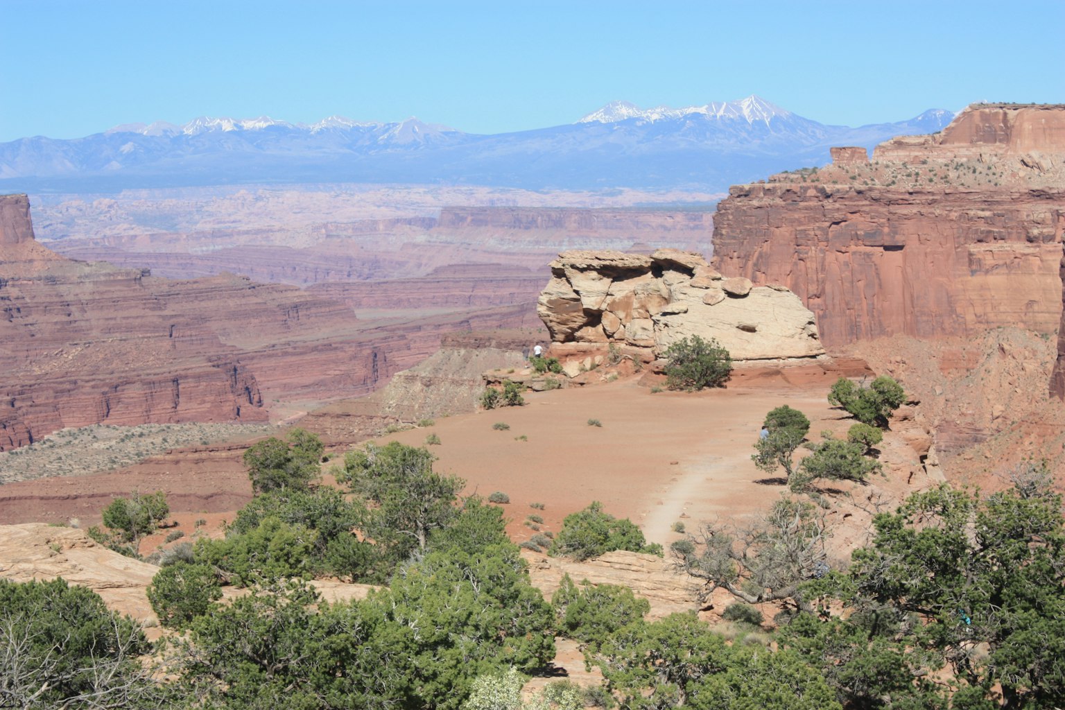Paysage vaste de canyon avec des montagnes enneigées au loin