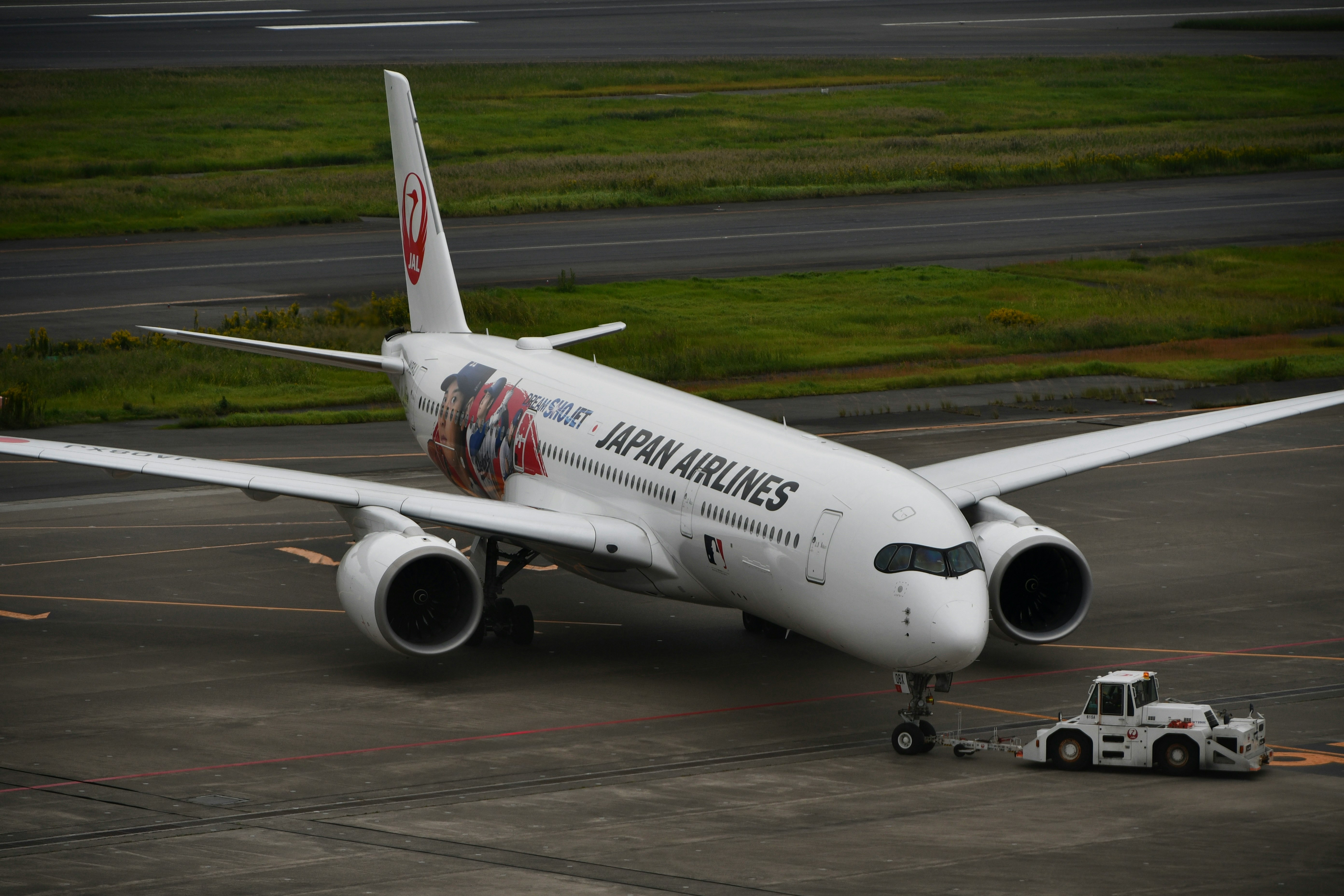 滑走路を走る日本航空機の旅客機画像