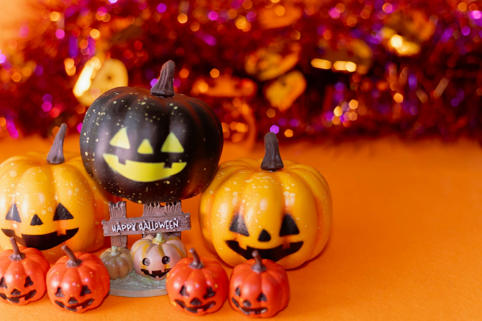 Zucche decorative di Halloween su uno sfondo festivo