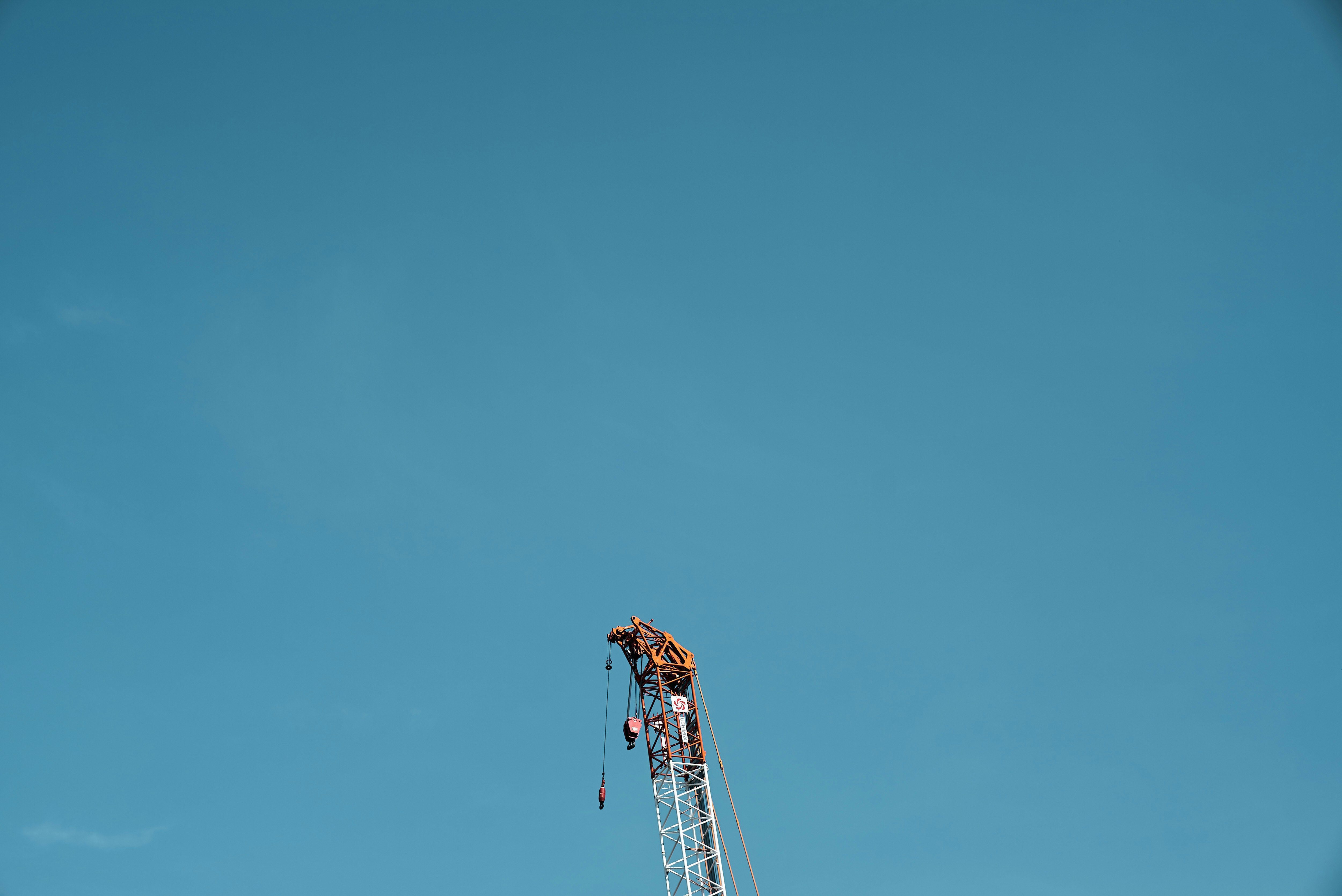 partie haute d’une tour avec des décorations sur fond de ciel bleu
