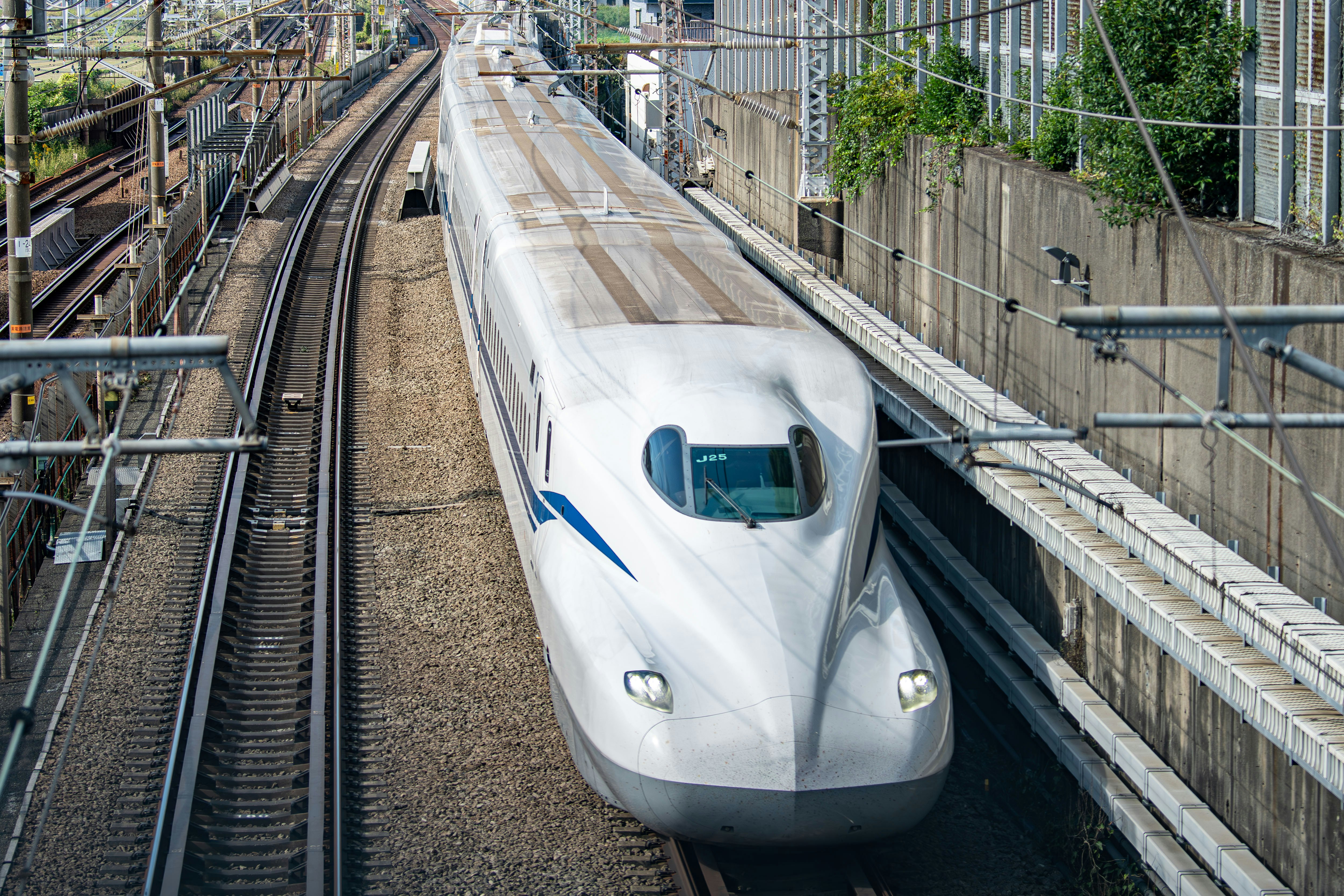 Kereta Shinkansen N700S Nozomi Tokaido-Sanyo melaju di jalur layang