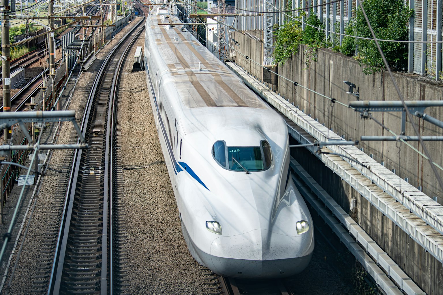 รถไฟชิงกันเซนกำลังวิ่งบนราง