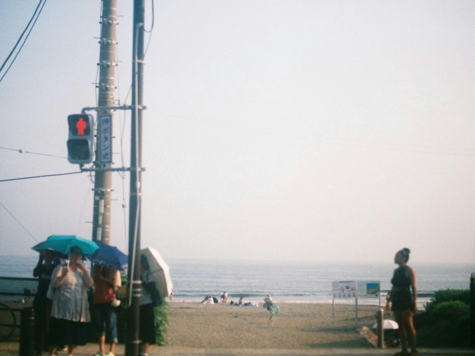 Bild von Menschen am Strand mit einer Ampel