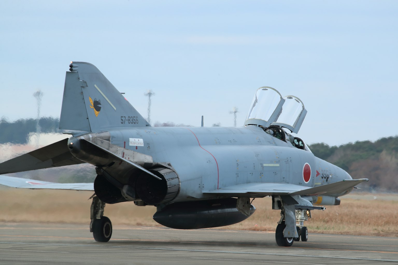 Avion de chasse F-4 Phantom japonais sur la piste