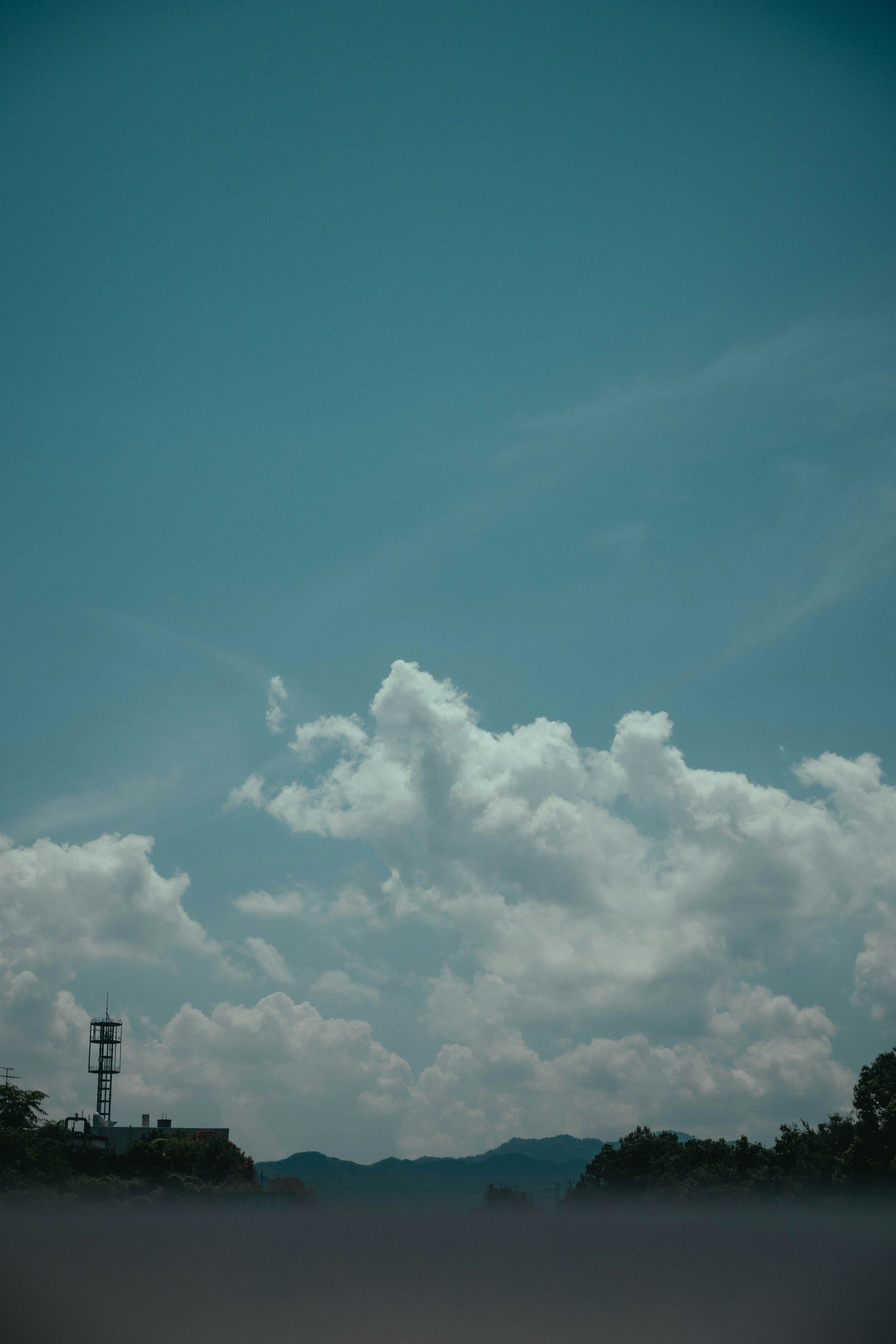 nubes sobre un lago tranquilo bajo un cielo azul