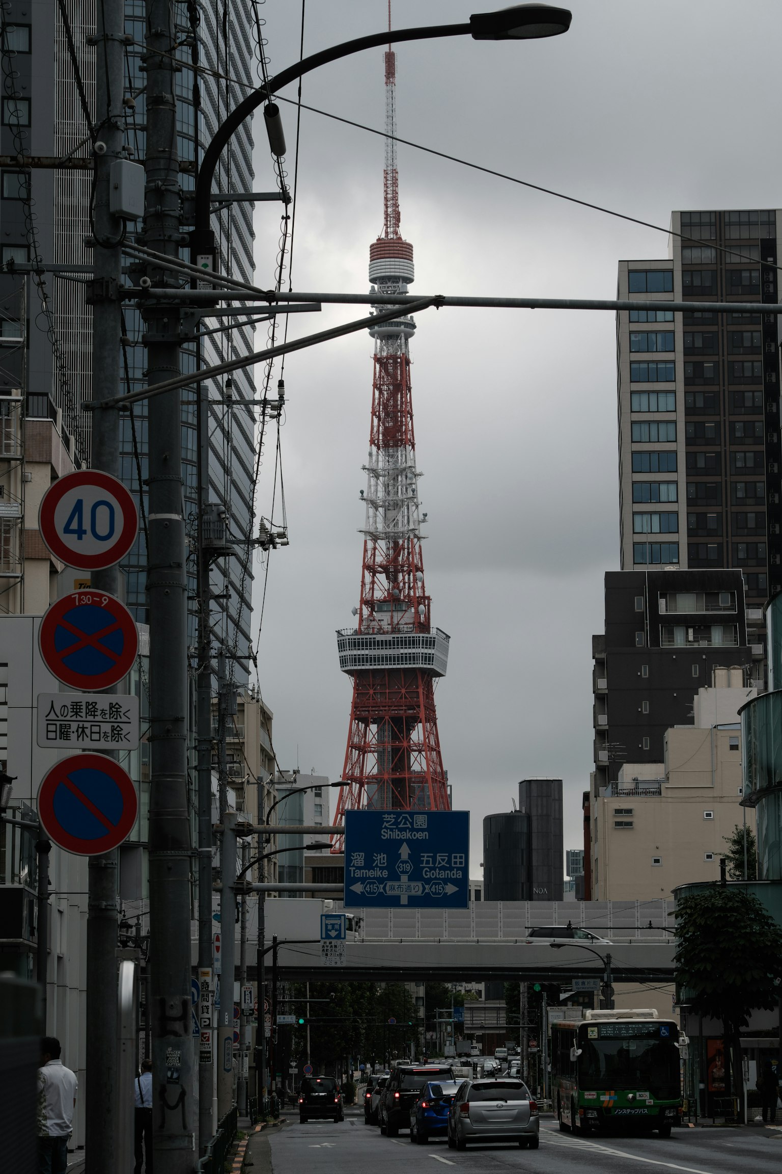 Vue de la rue avec la Tour de Tokyo et des bâtiments