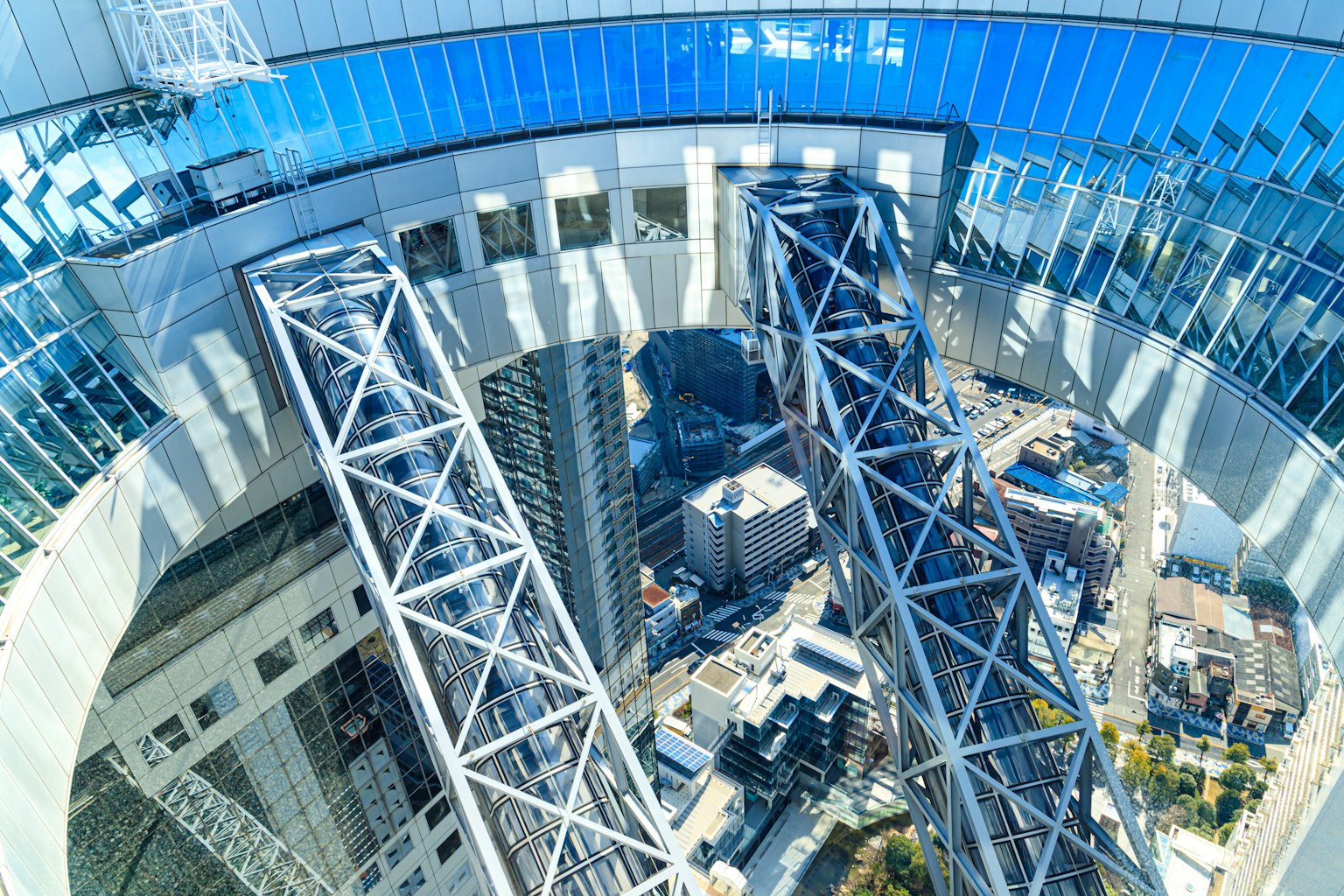 Vue aérienne d'une structure moderne avec des poutres en acier et des panneaux de verre