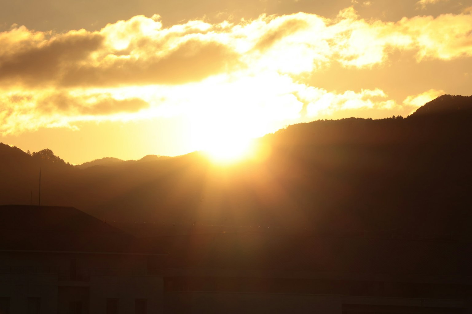 Bella vista del sole che sorge tra le montagne