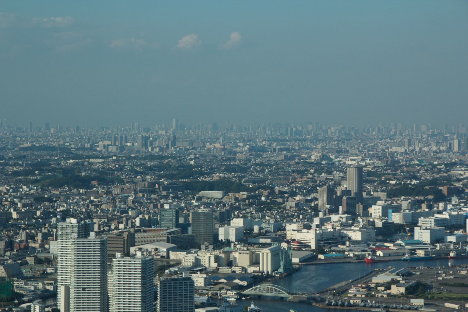 Vue panoramique de Tokyo avec des gratte-ciels et un paysage urbain lointain