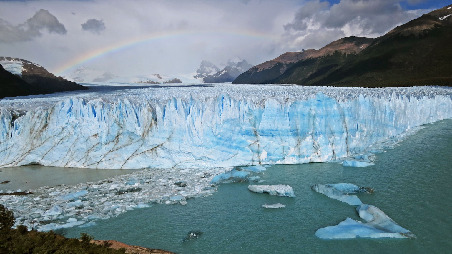 Glaciar blu con iceberg e acqua turchese