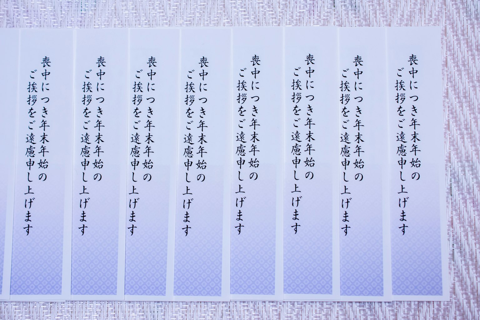 Una serie de tarjetas elegantes con hermosos mensajes en japonés