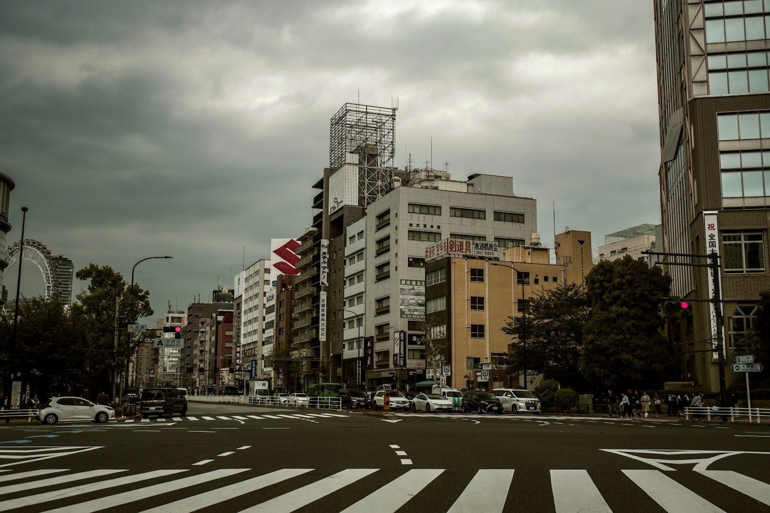 Intersection urbaine avec des immeubles sous un ciel nuageux