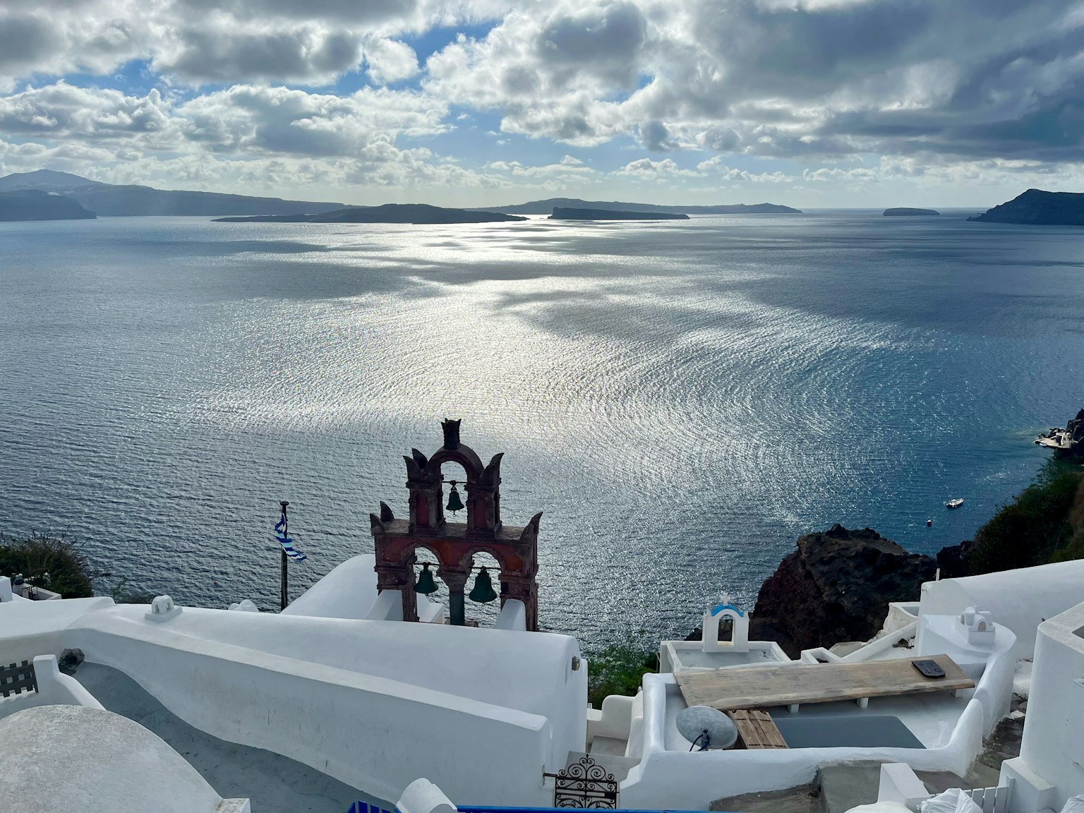Beeindruckender Blick auf die Ägäis mit weißen Gebäuden in Santorin