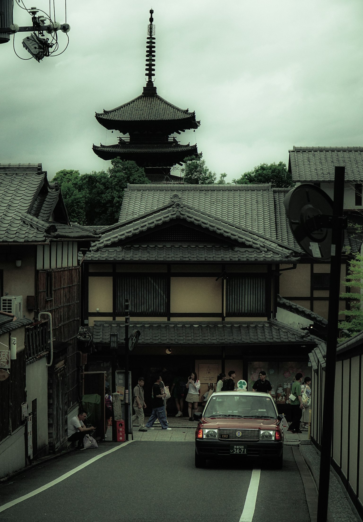 京都街道上的出租车与传统建筑