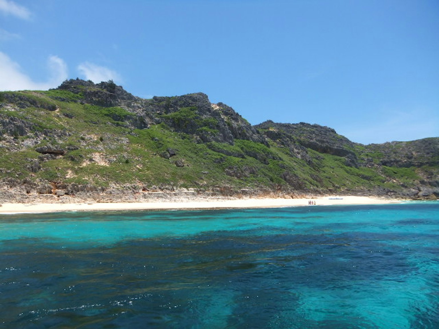 Paysage tropical avec des eaux turquoise et des collines verdoyantes