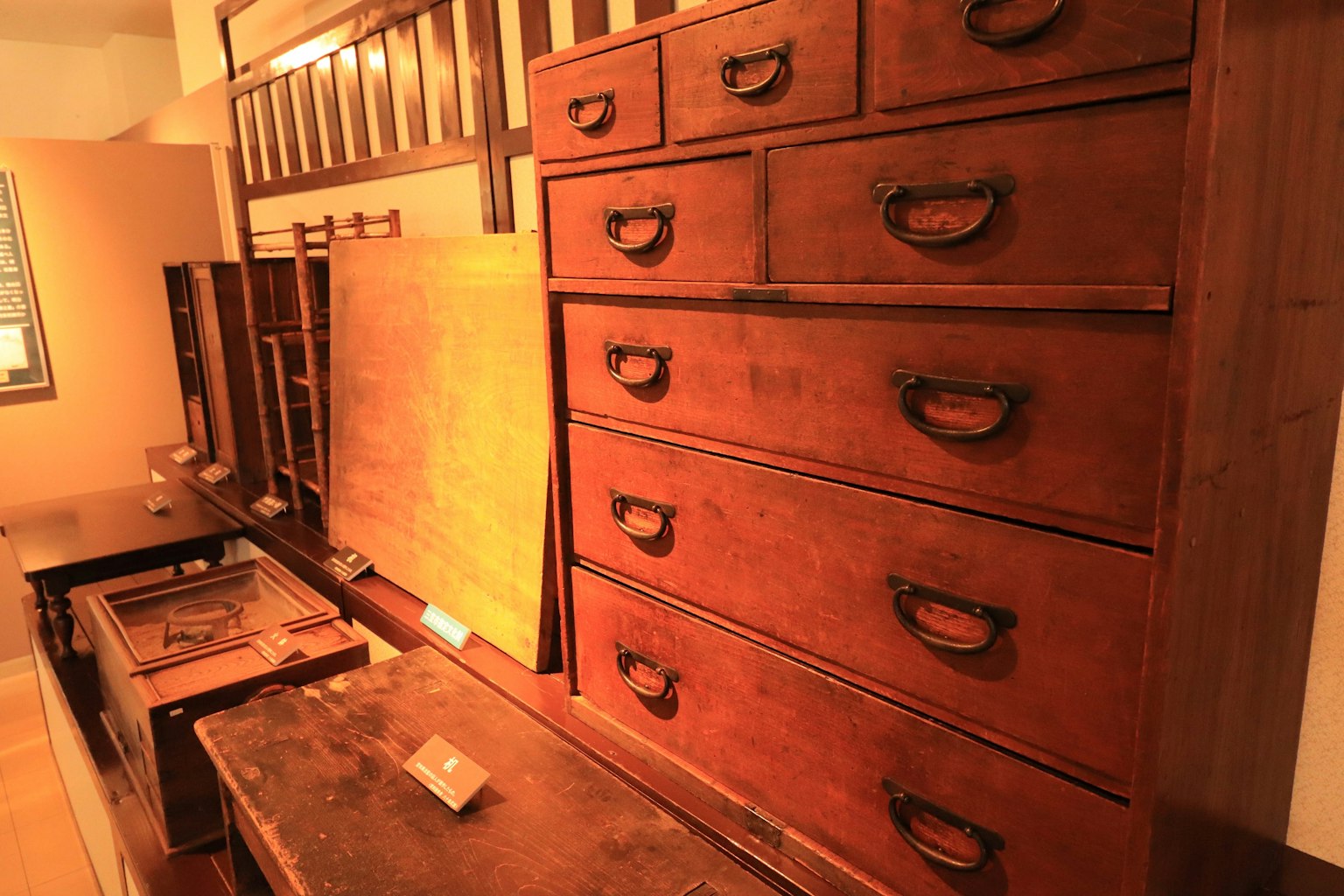 Tampilan interior ruangan dengan furnitur kayu yang memiliki beberapa laci