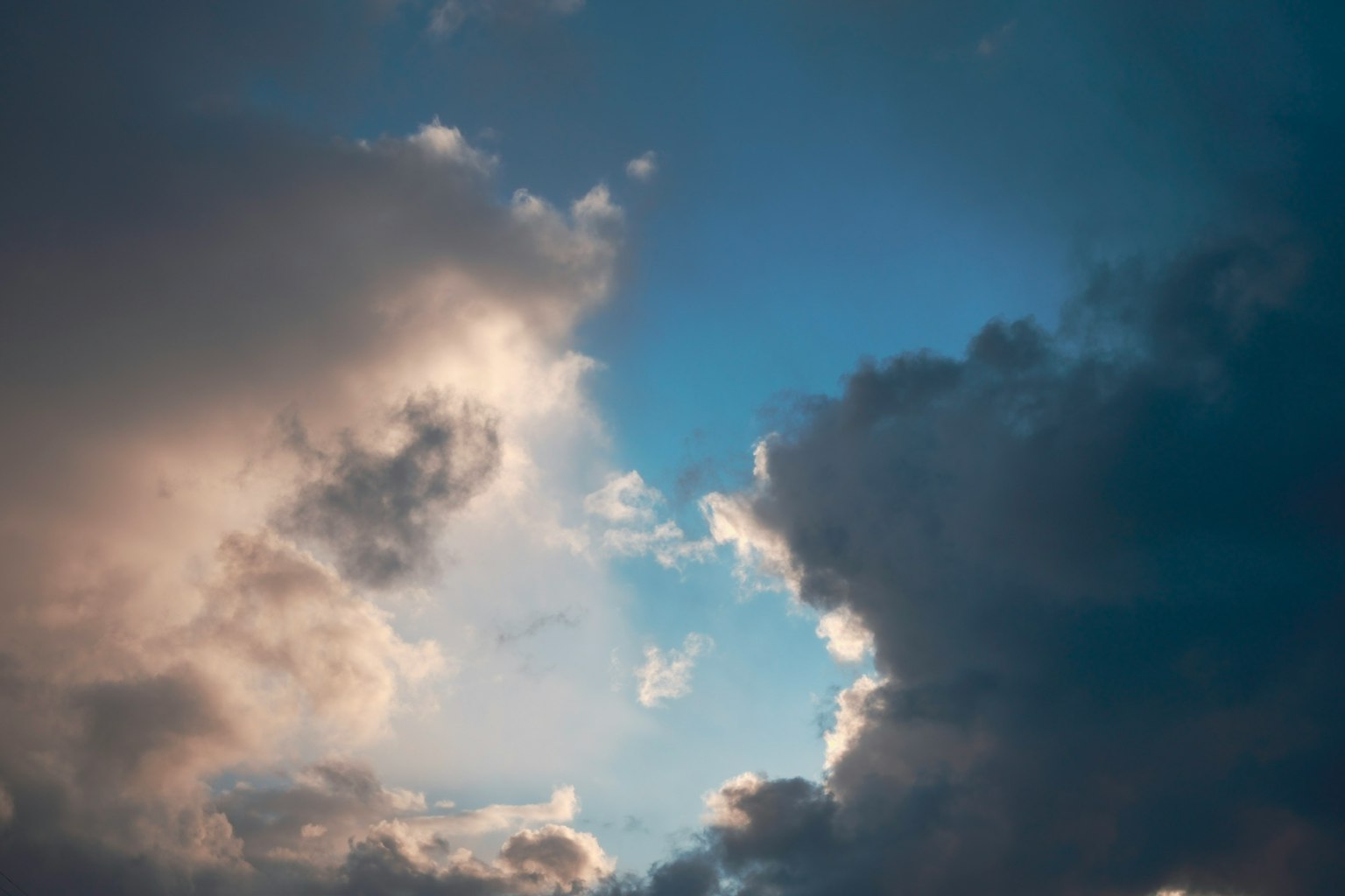 青空と雲の美しいコントラストが広がる空の風景