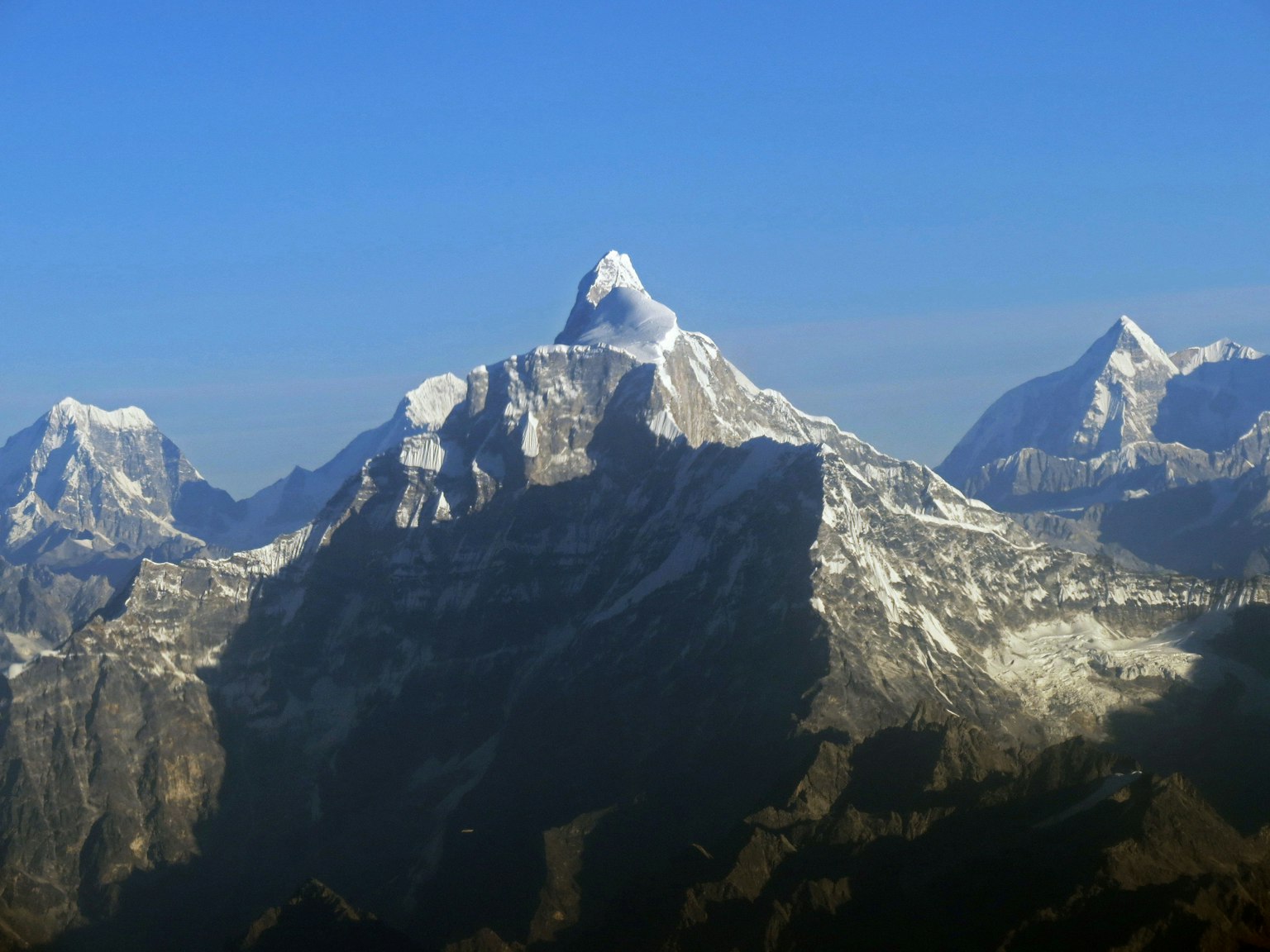 Majestuosas montañas cubiertas de nieve bajo un cielo azul claro