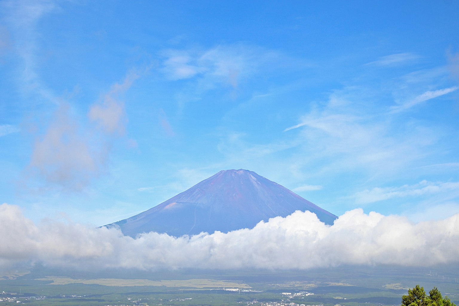 Schöner Blick auf den Fuji, umgeben von blauem Himmel und weißen Wolken